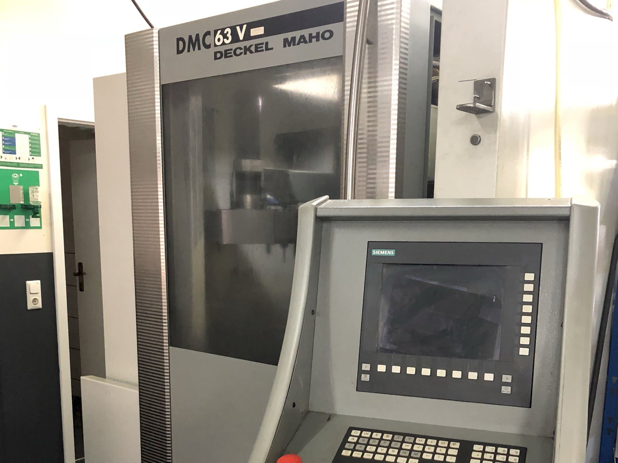 Recht aanzicht  van DECKEL MAHO DMC 63V machine