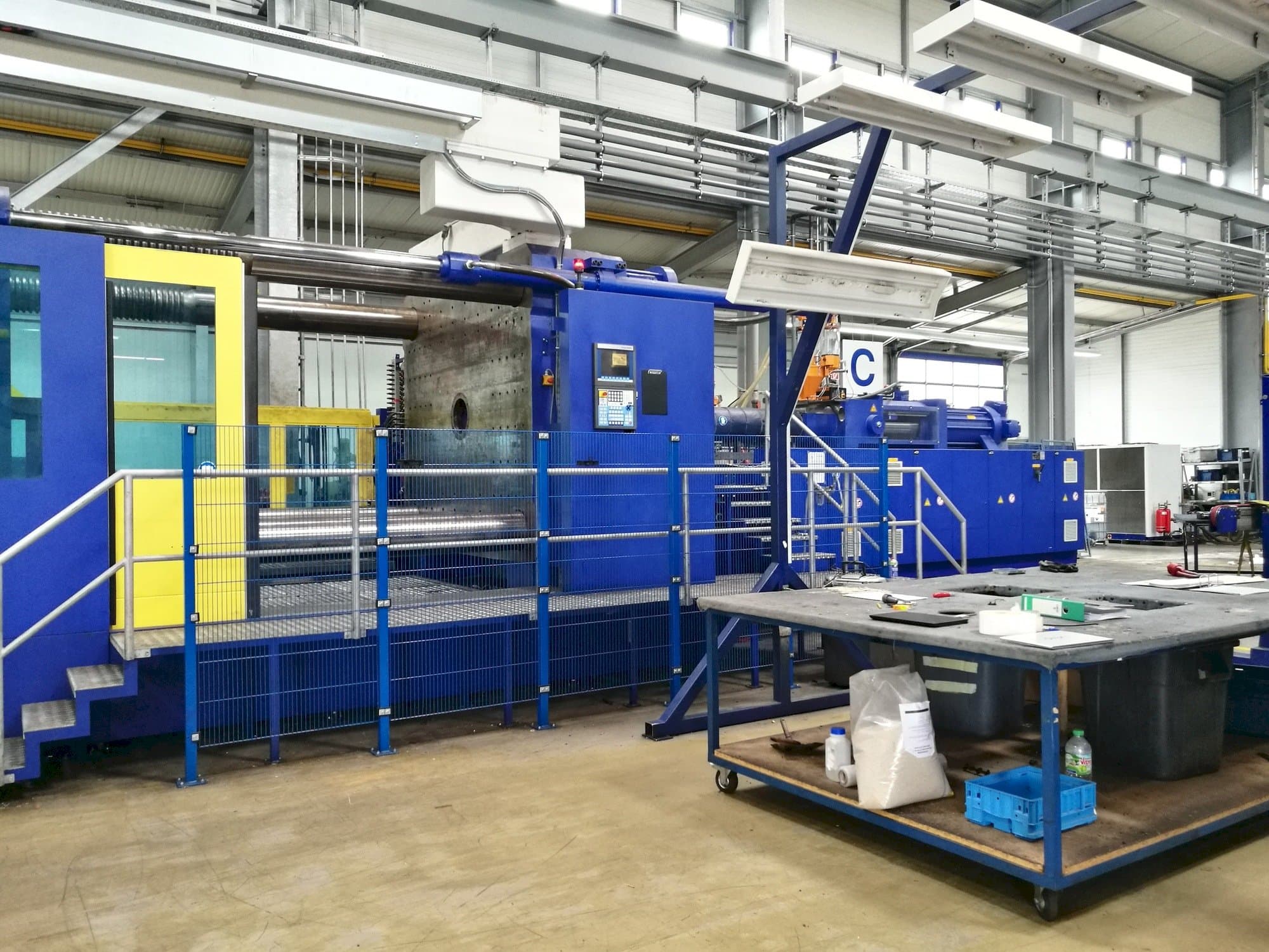 Vooraanzicht van Krauss Maffei 2300-12000 MX machine