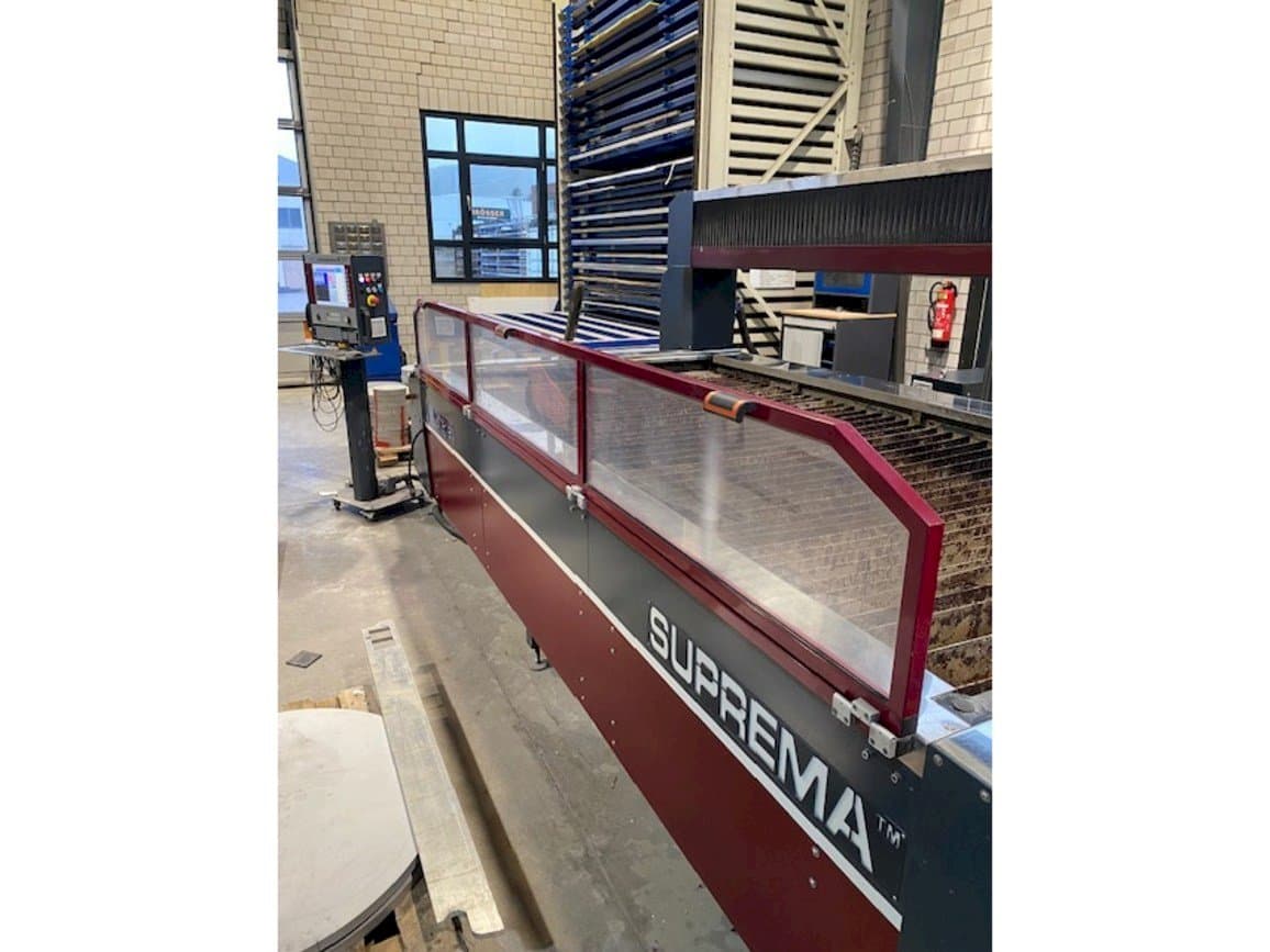 Vooraanzicht  van Waterjet Italy Suprem  machine