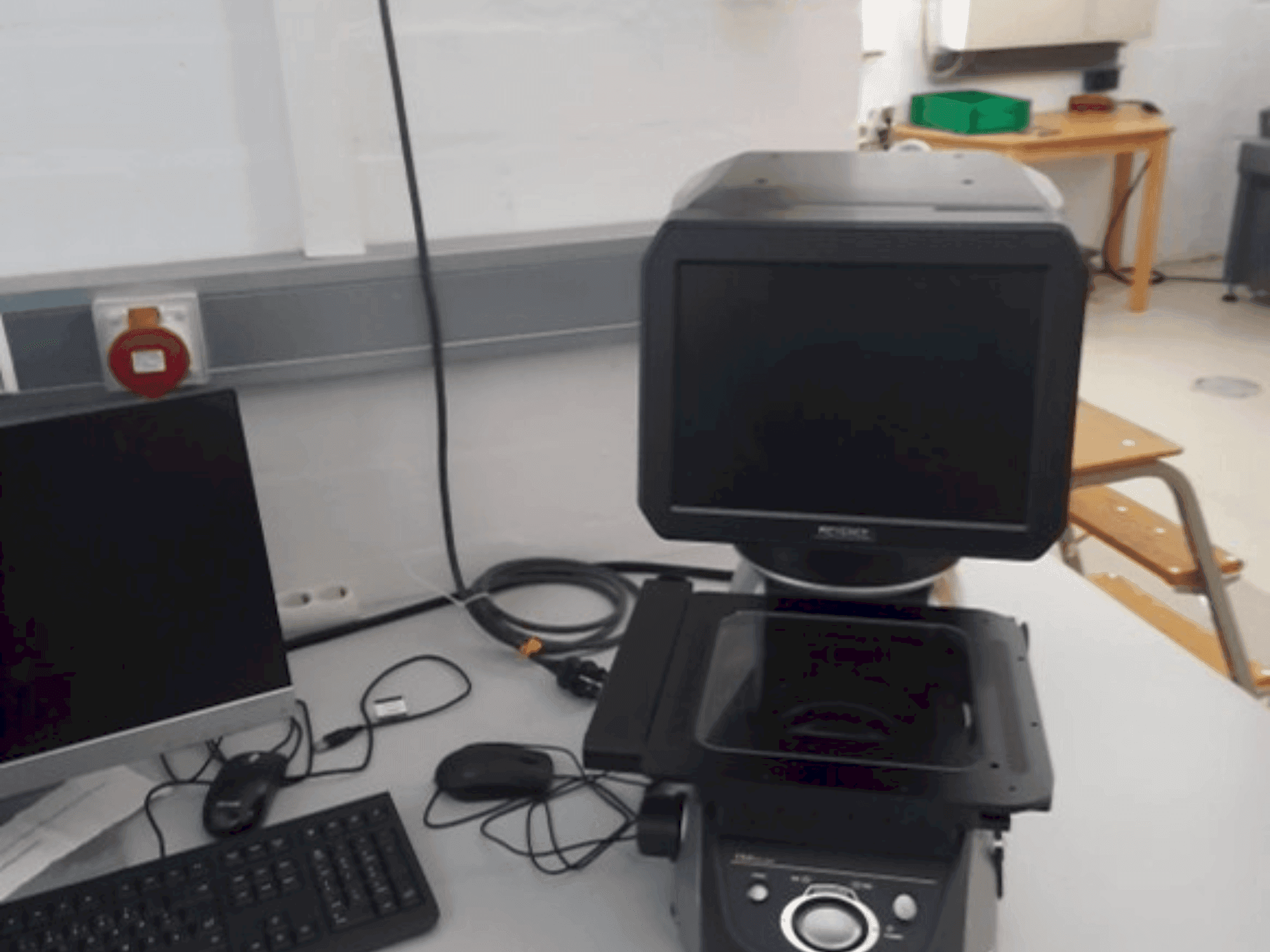 Vooraanzicht  van KEYENCE IM-7020  machine