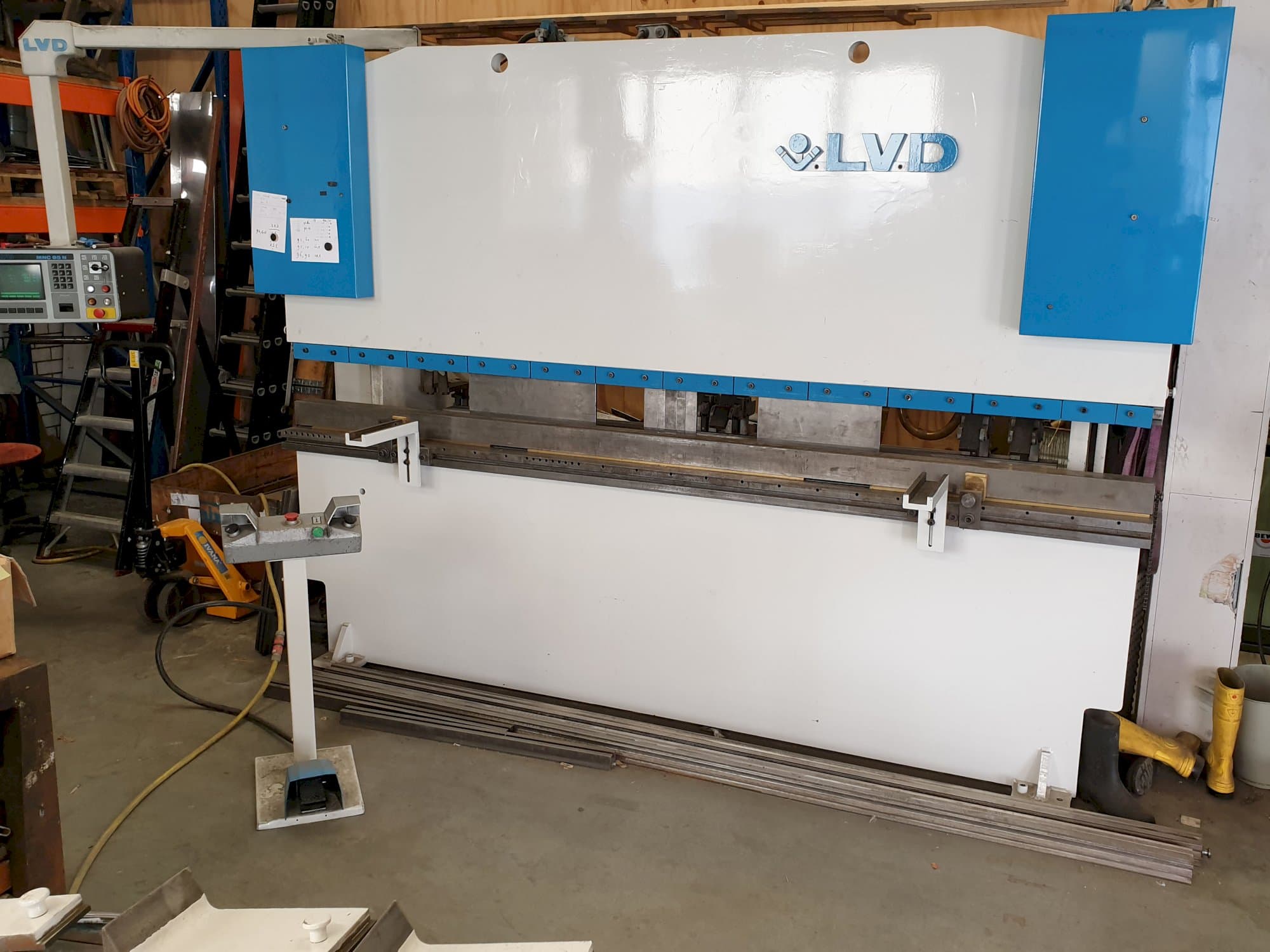 Recht aanzicht  van LVD PPI 135/30 machine