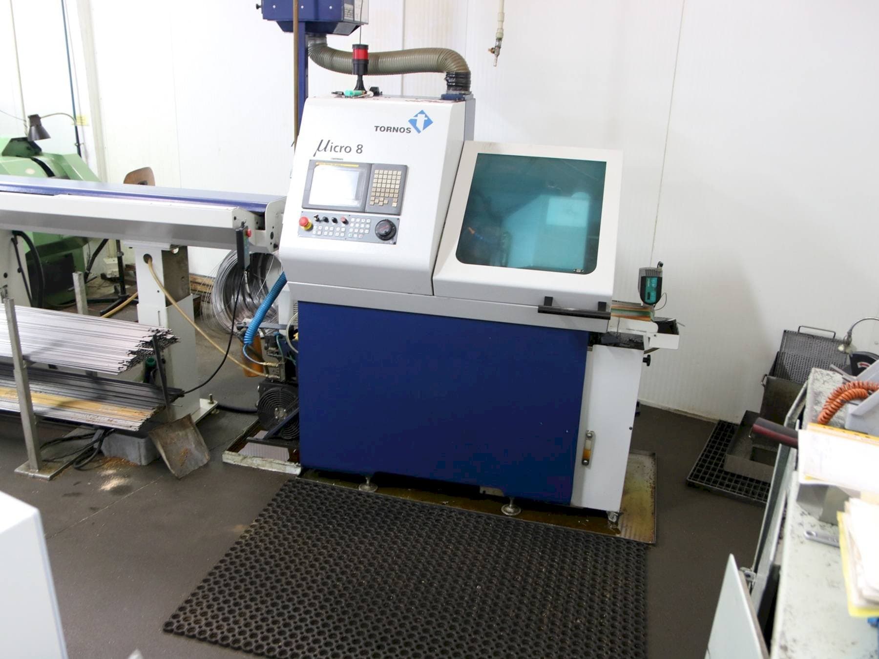 Vooraanzicht  van Tornos Micro 8  machine