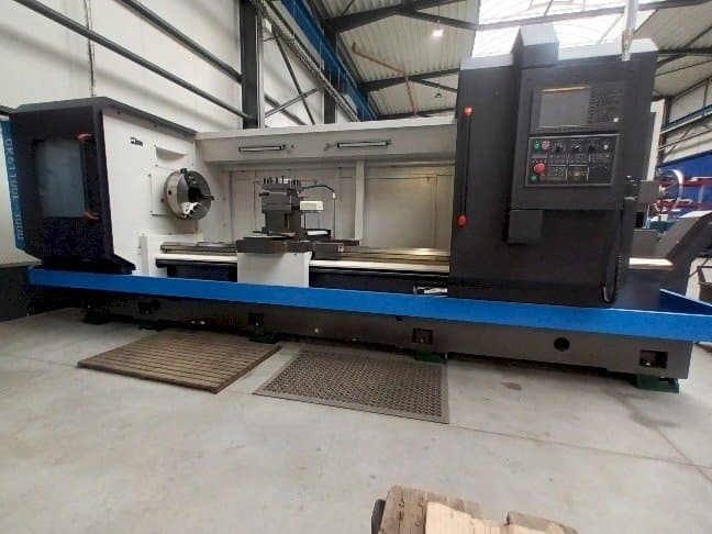 Vooraanzicht  van Ningbo Oturn CK61100E-3000  machine