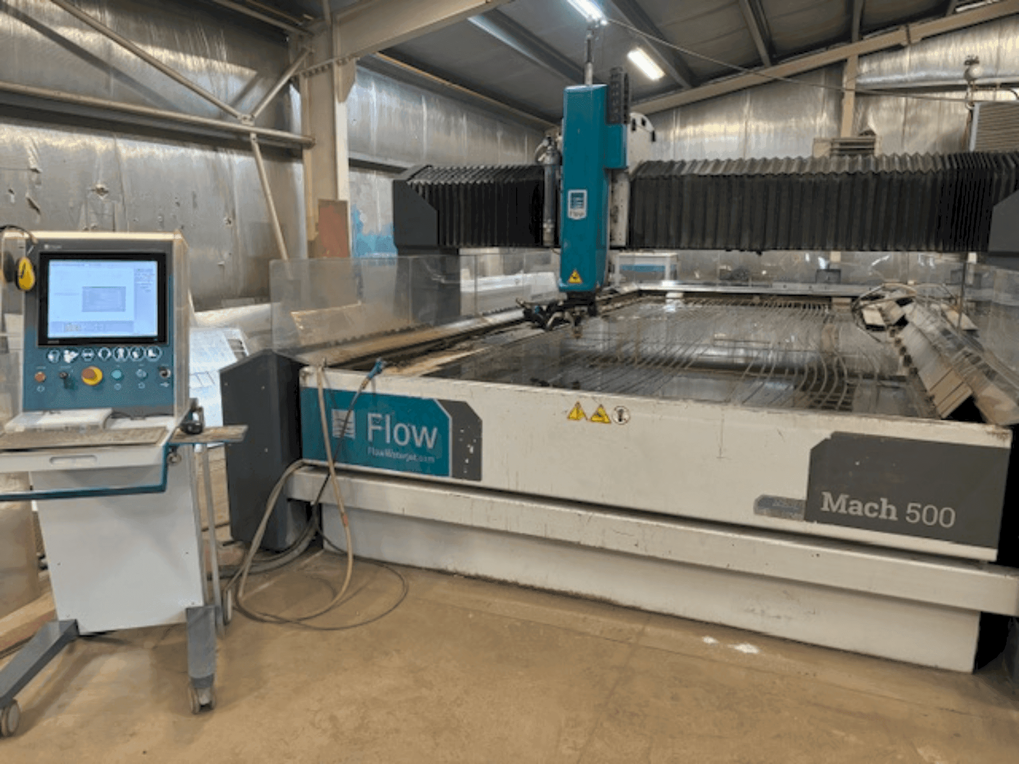 Vooraanzicht  van Flow Mach M500-2060  machine