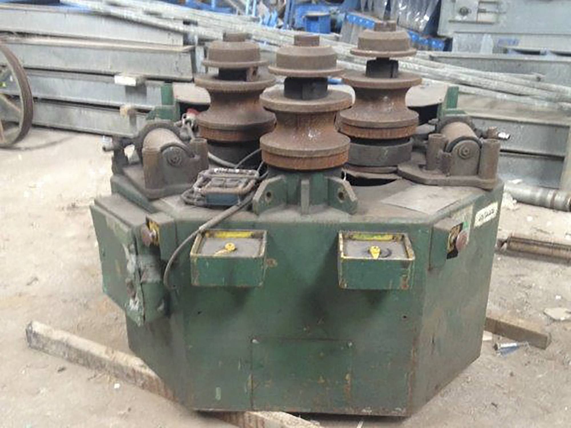 Vooraanzicht  van ROUNDO R-5 machine