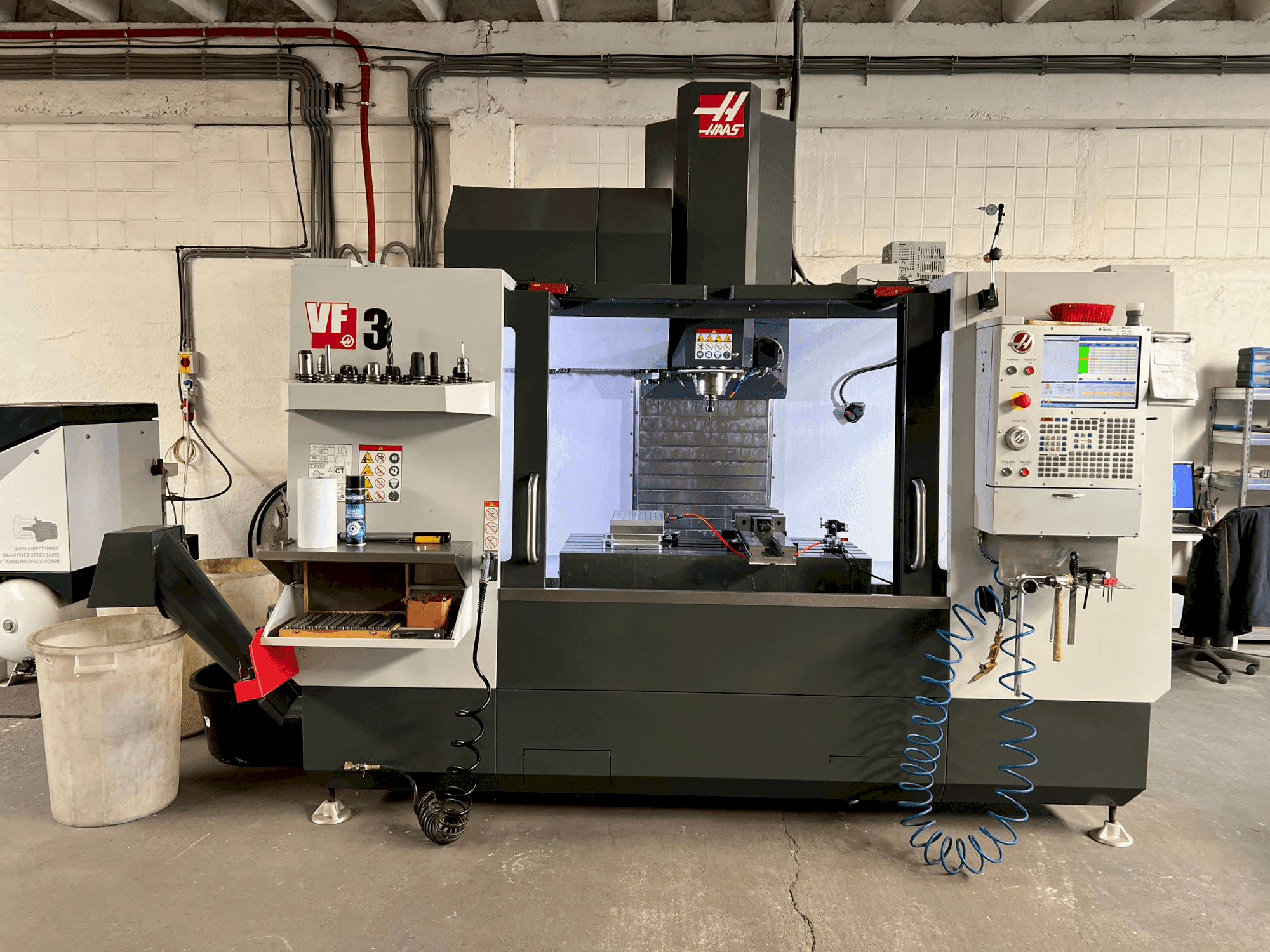 Vooraanzicht van HAAS VF-3 machine