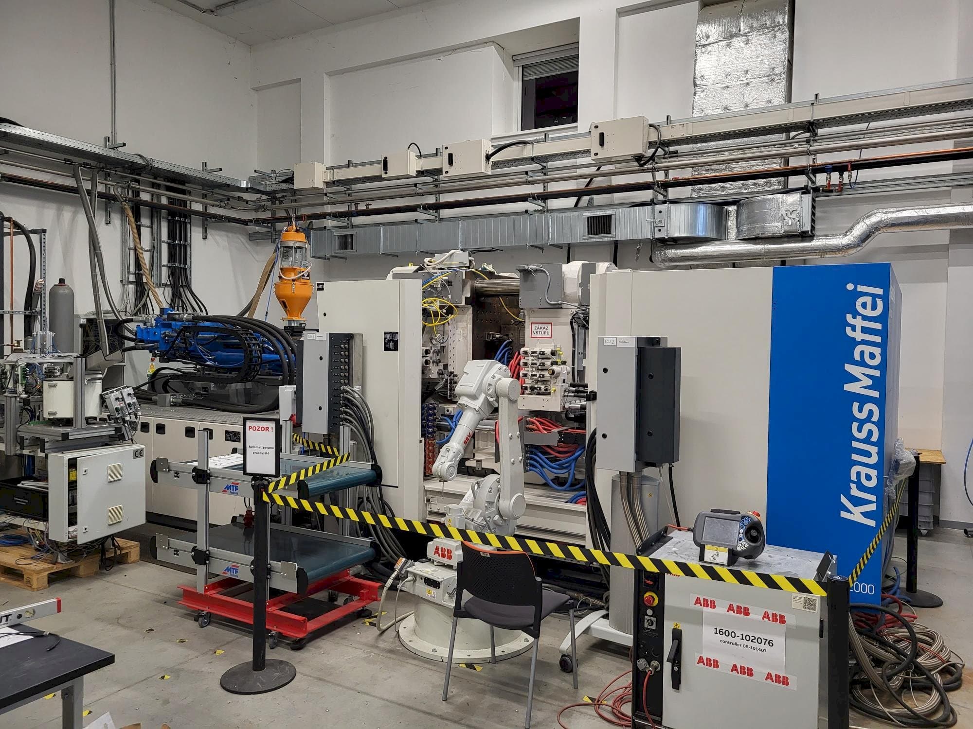 Vooraanzicht  van Krauss Maffei GX 451-2000  machine