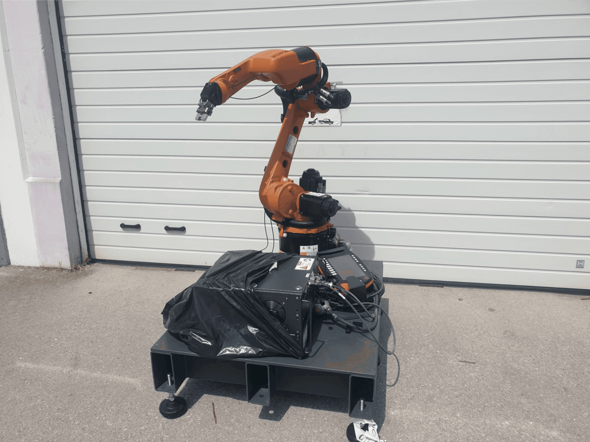 Vooraanzicht  van KUKA KR 8 R1420  machine