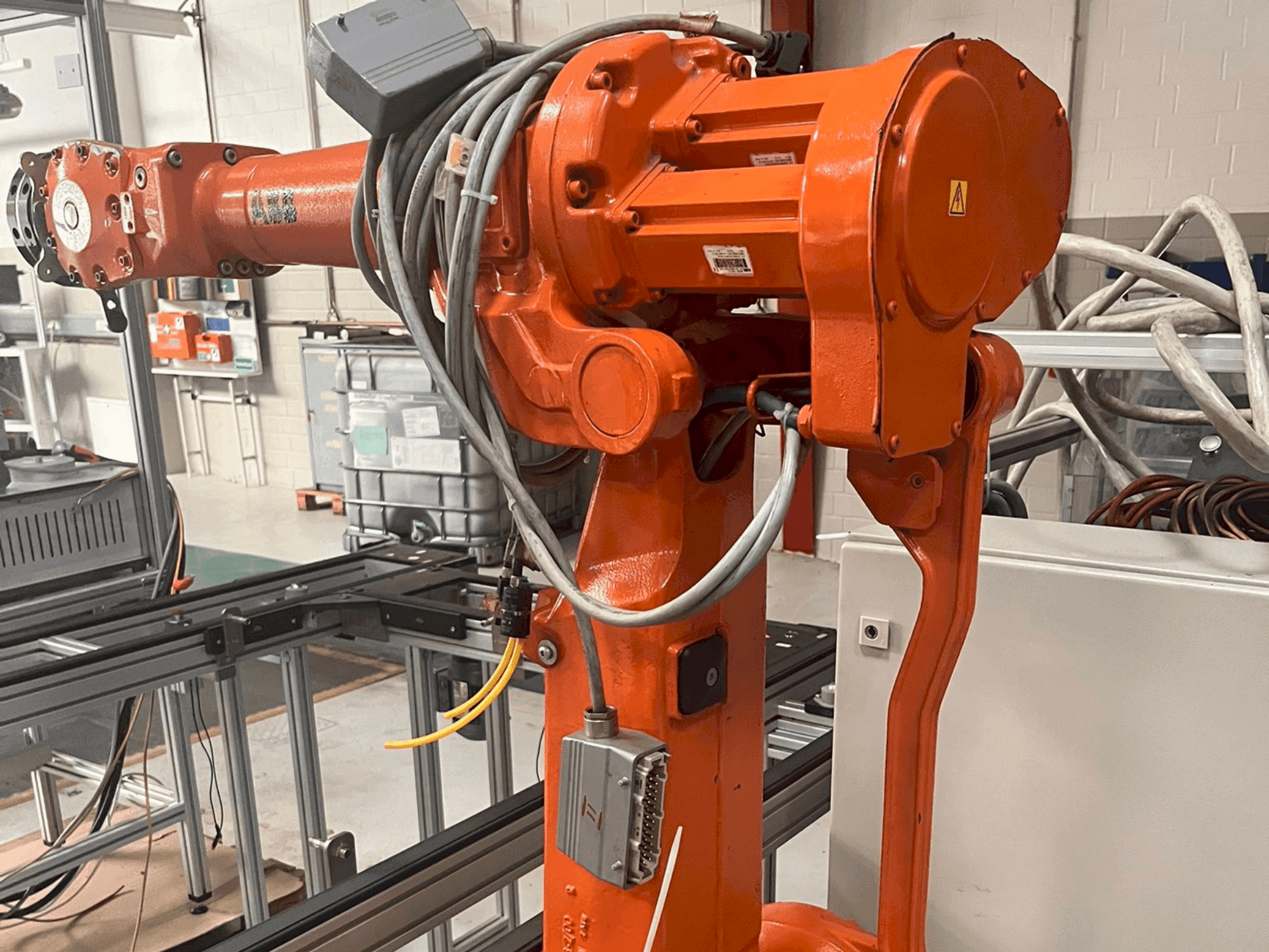 Vooraanzicht  van ABB IRB 2400 M2004  machine