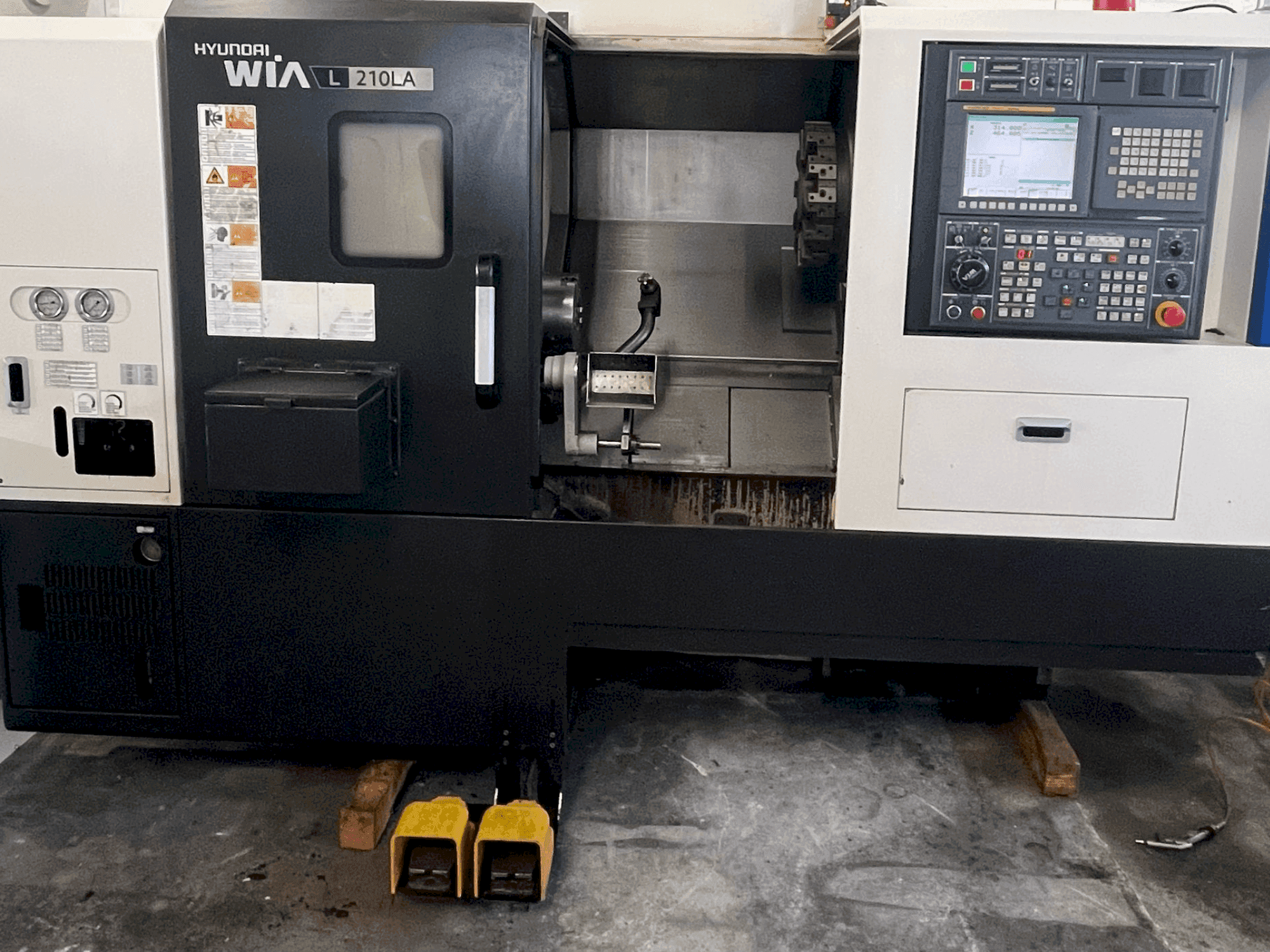 Vooraanzicht  van HYUNDAI KIA L 210LA  machine