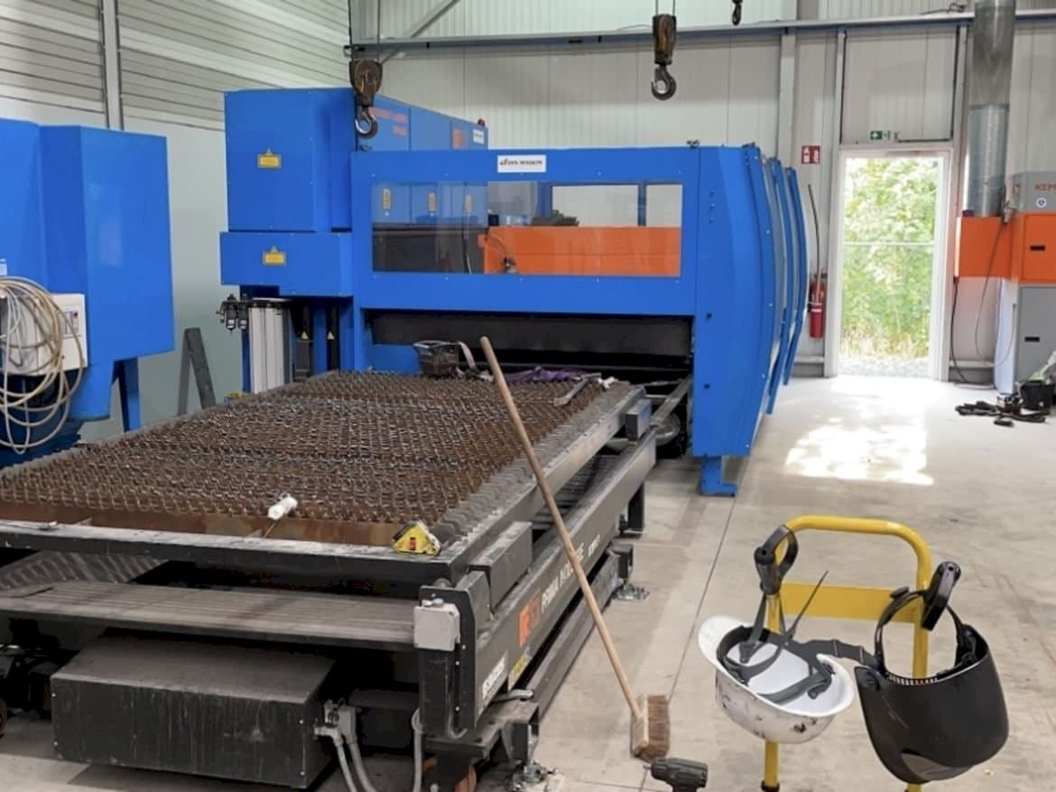 Vooraanzicht van Prima Industrie Platino 1530 machine