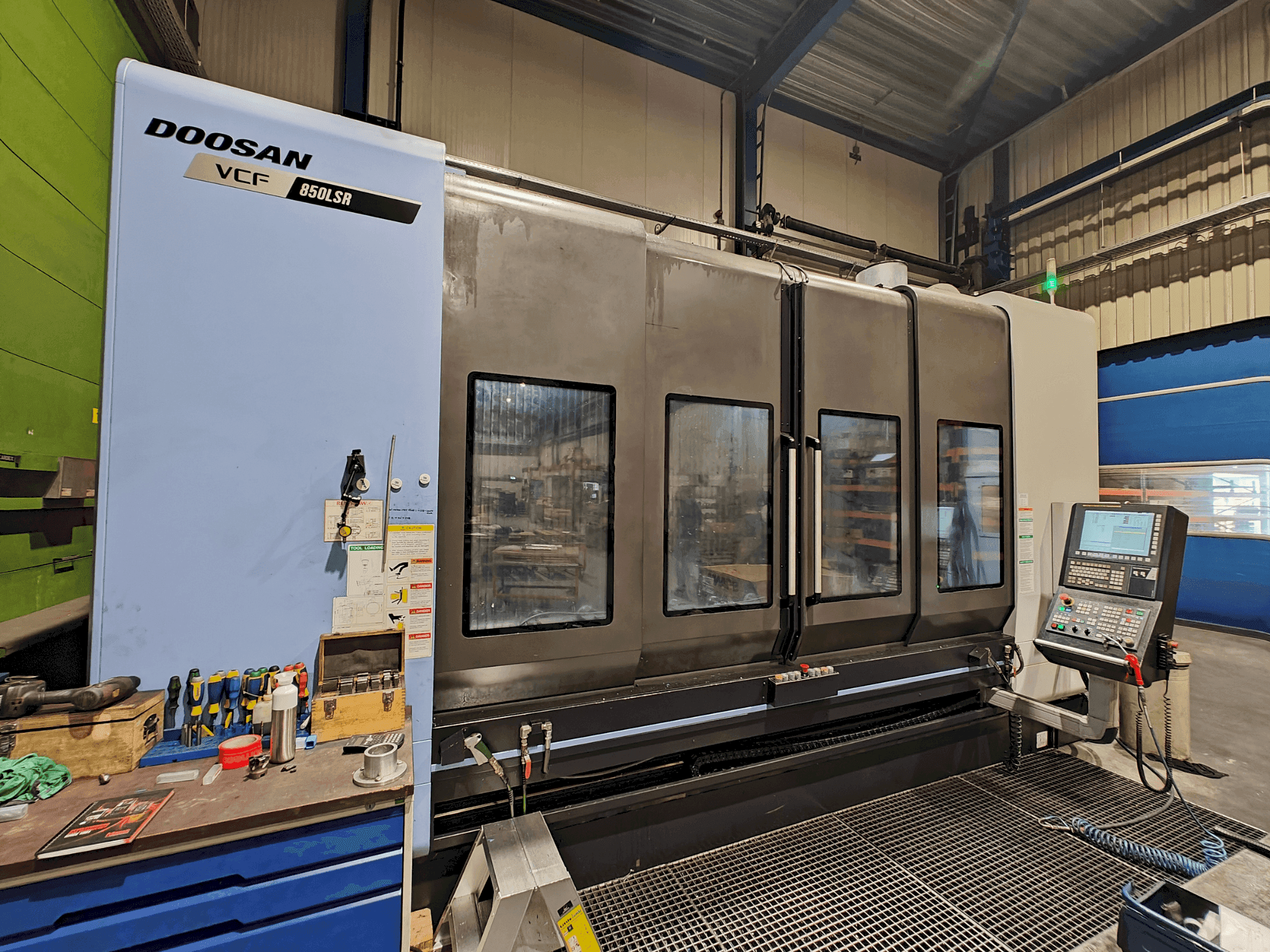 Vooraanzicht  van DOOSAN VCF 850 LSR  machine