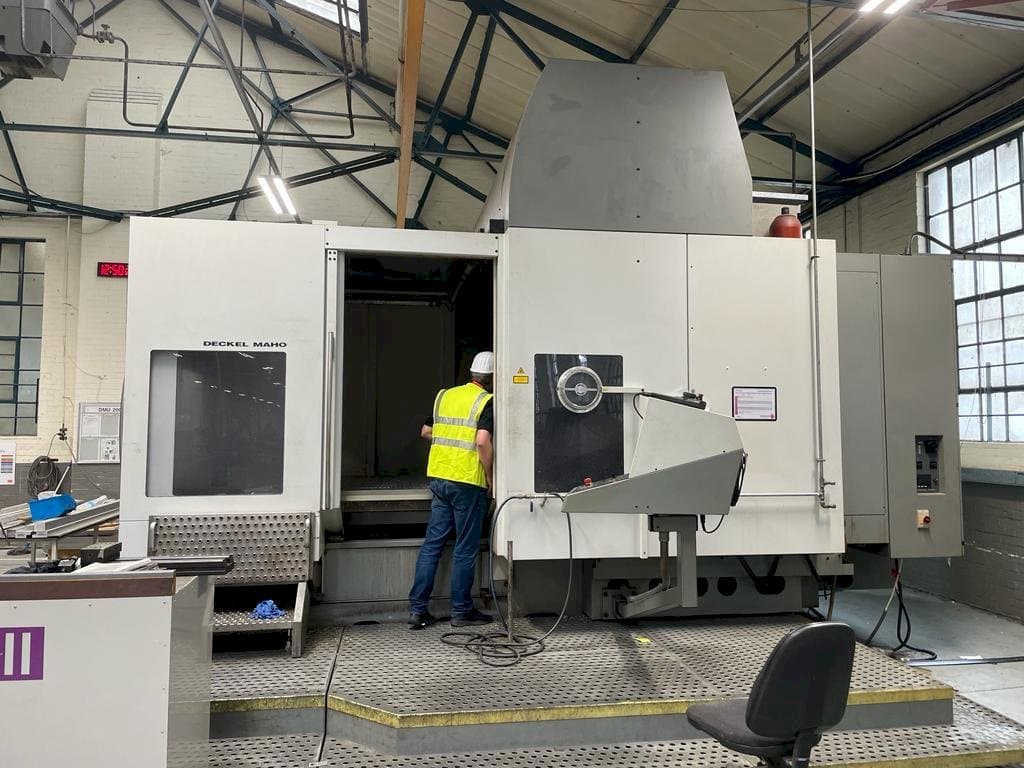 Vooraanzicht  van DECKEL MAHO DMU 200T  machine