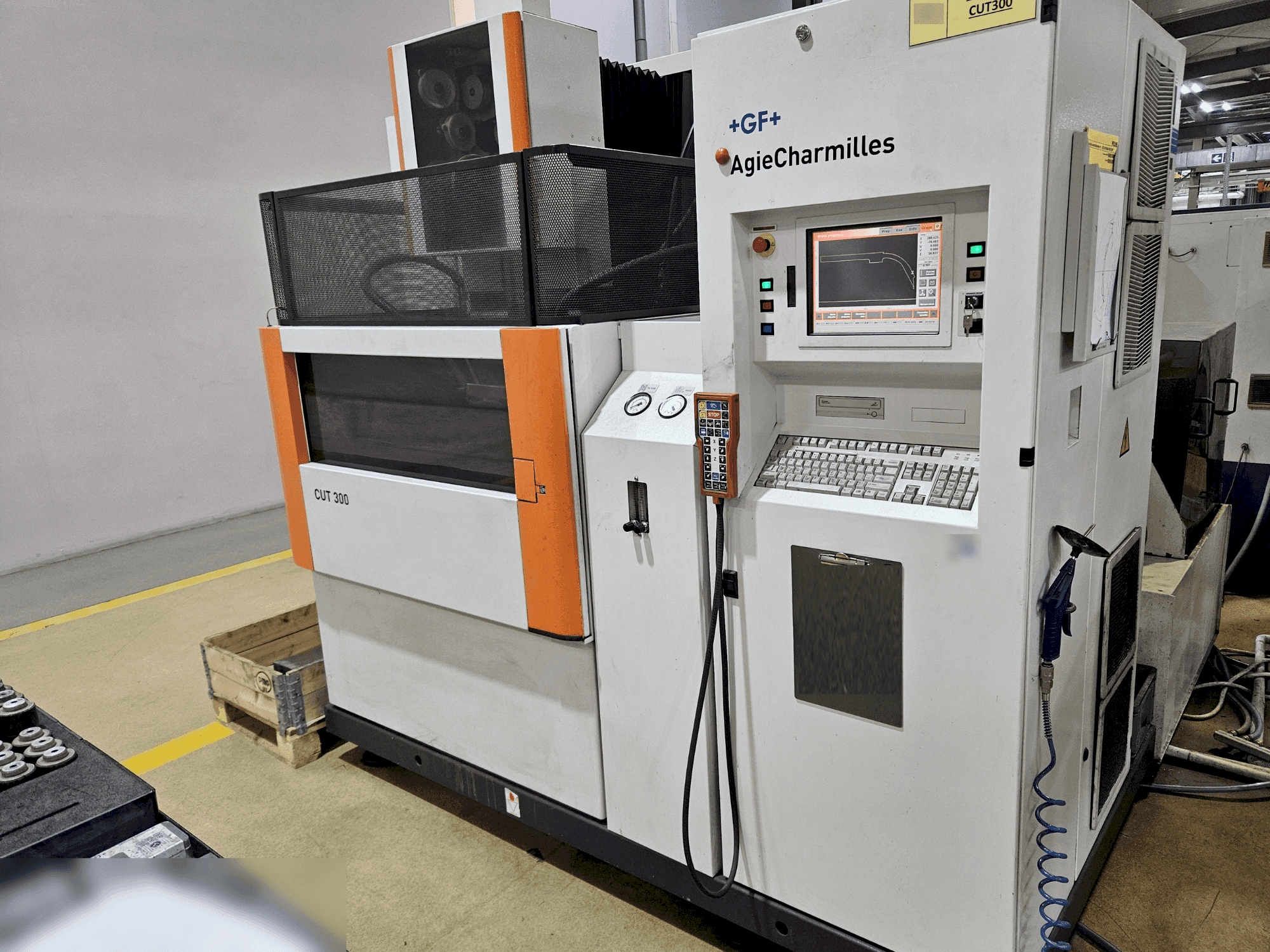 Vooraanzicht  van AgieCharmilles CUT 300  machine