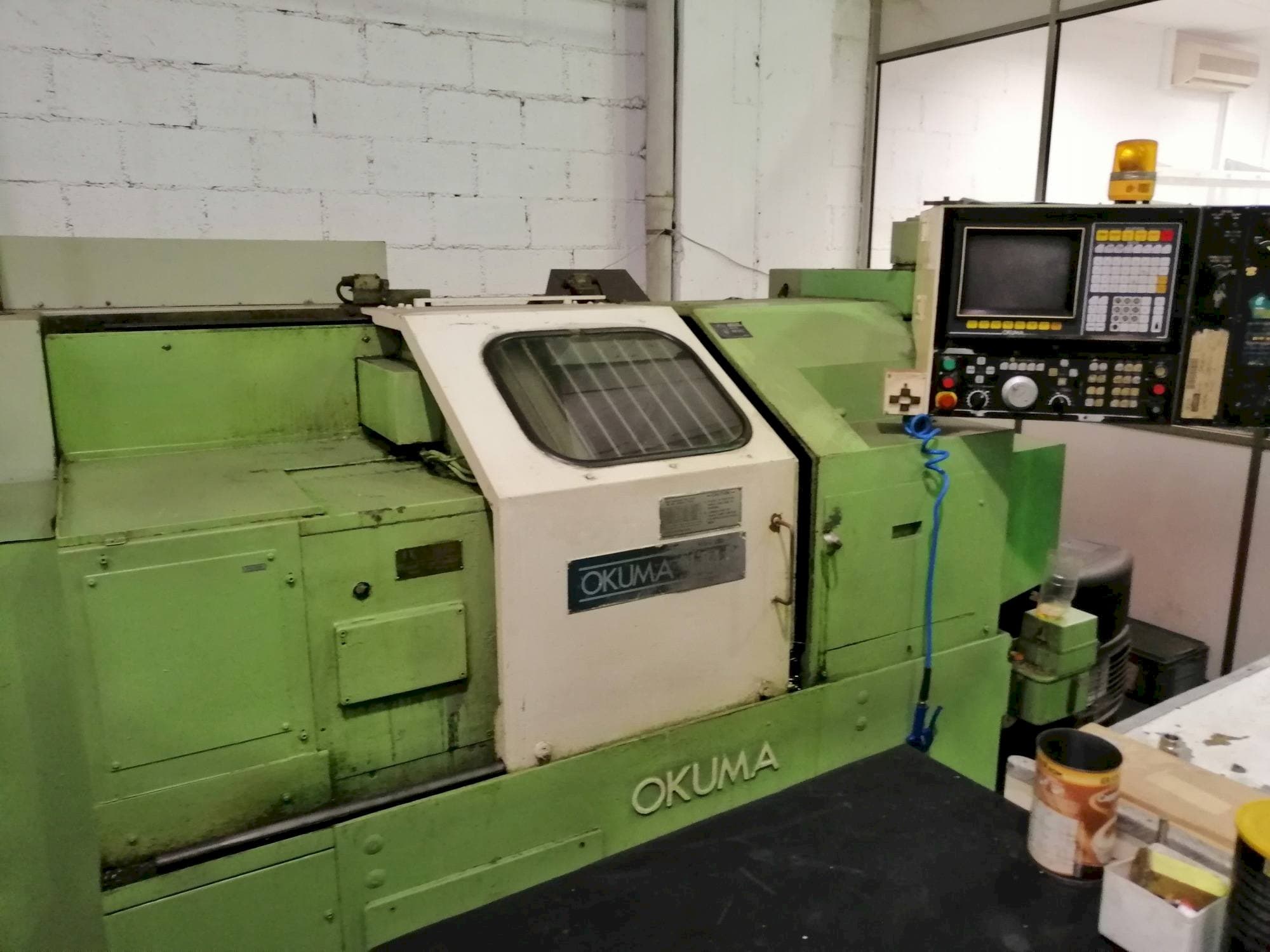 Vooraanzicht  van Okuma LB15  machine