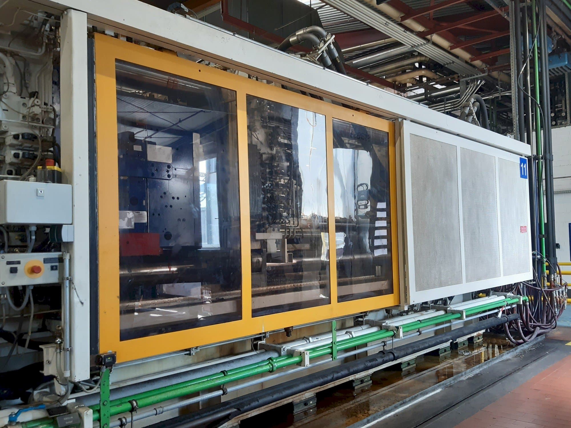 Vooraanzicht  van Krauss Maffei 1300-8000 M  machine