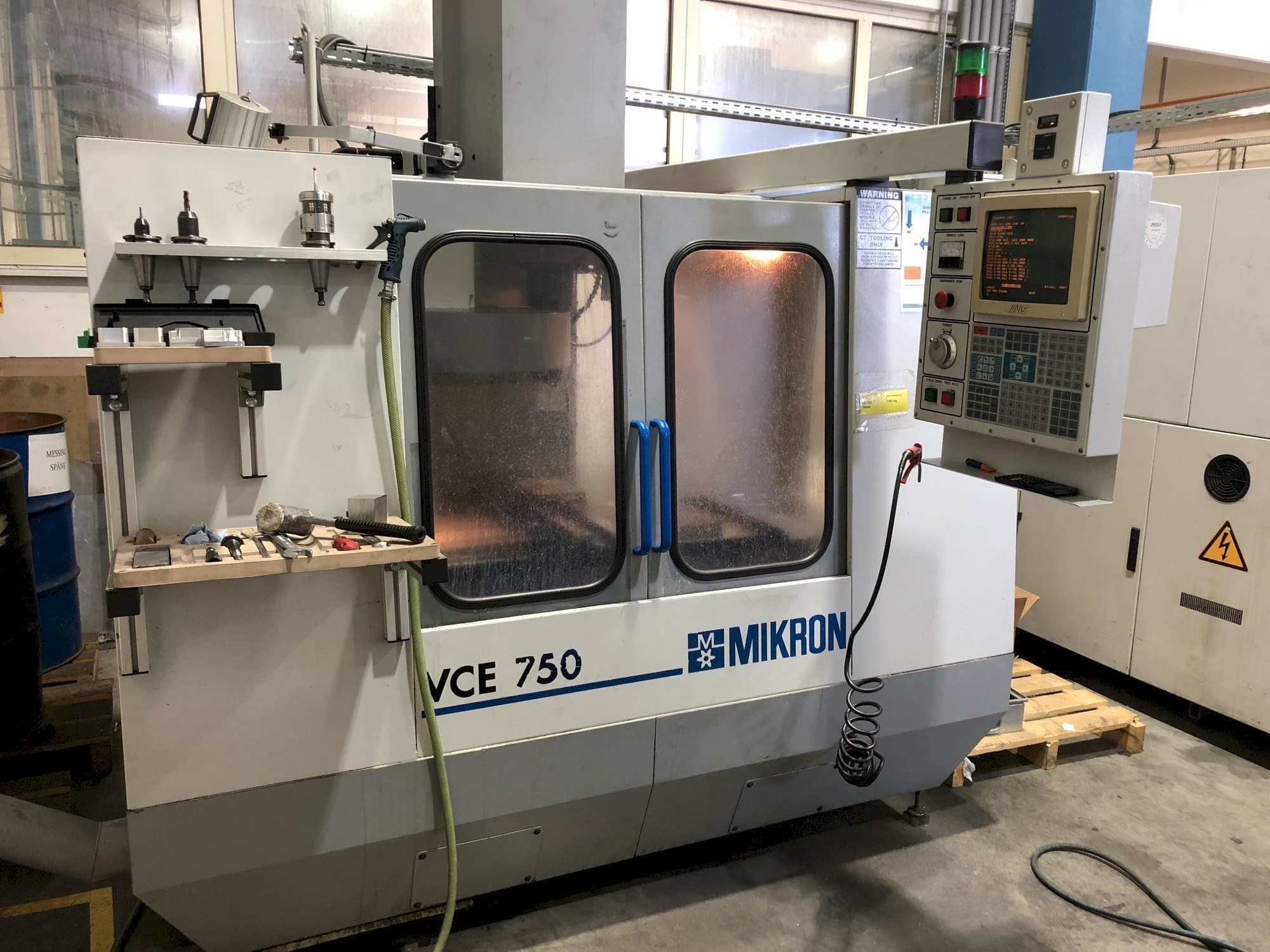 Vooraanzicht  van MIKRON VCE 750  machine