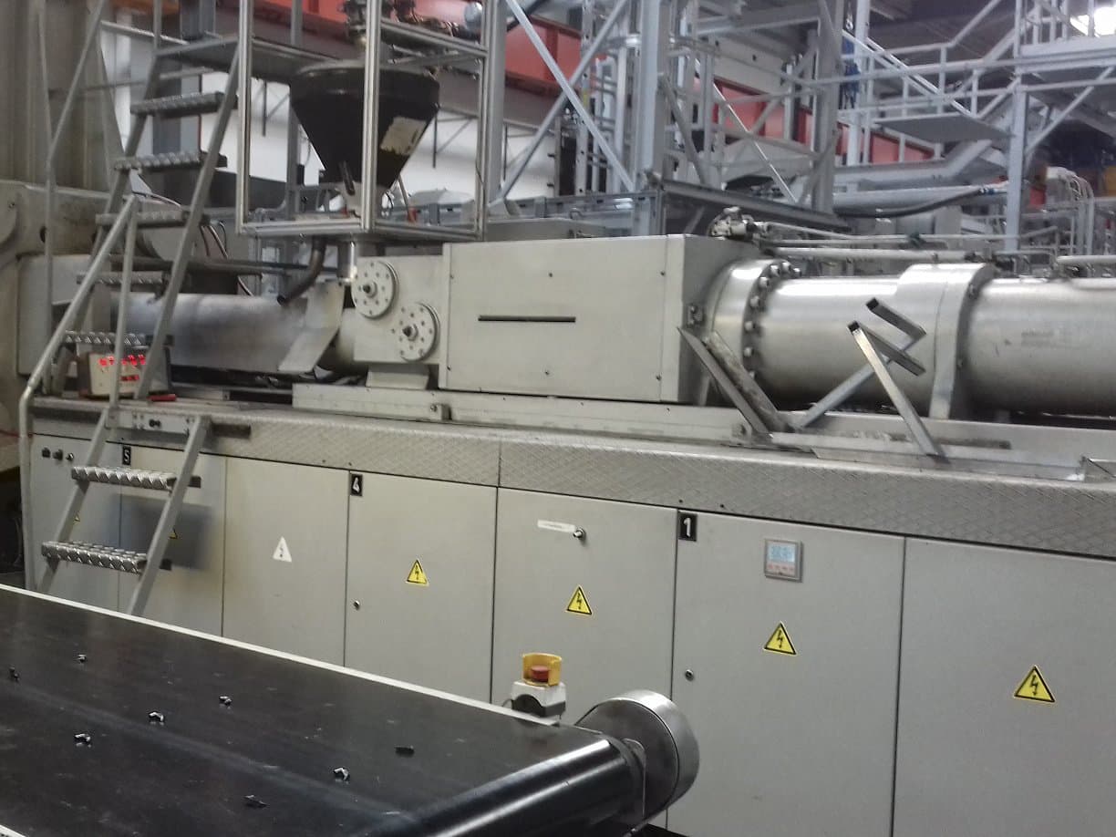 Rechts zijaanzicht  van Krauss Maffei 650-4350 BM machine