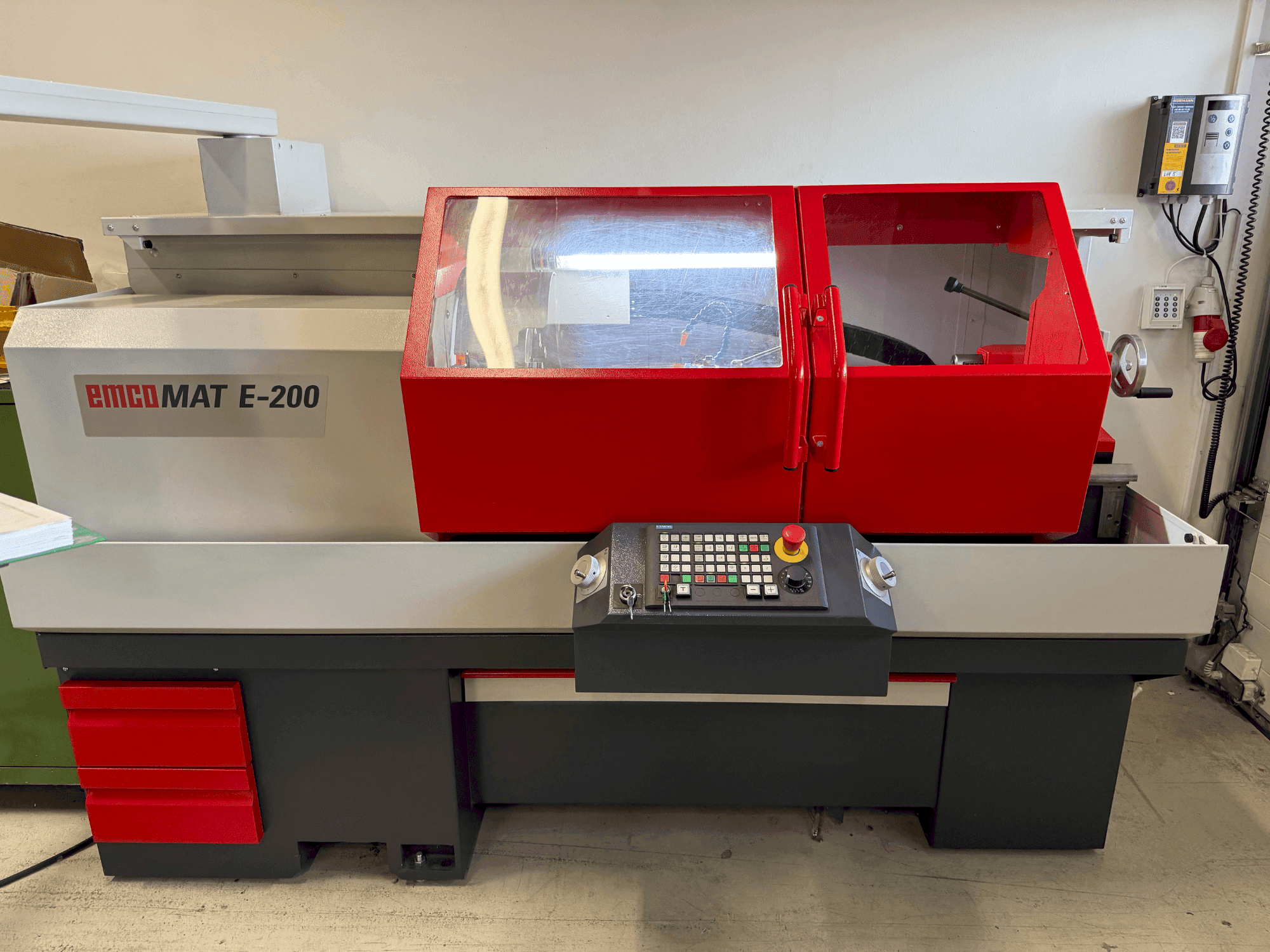 Vooraanzicht  van EMCO Emcomat E-200  machine