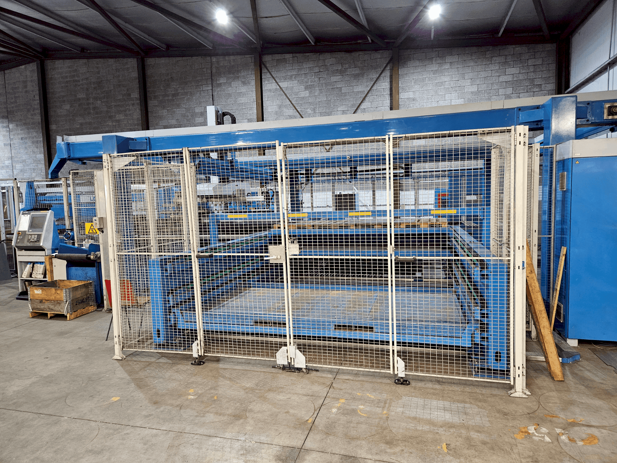 Vooraanzicht  van Finn-Power LSR6/LC6  machine