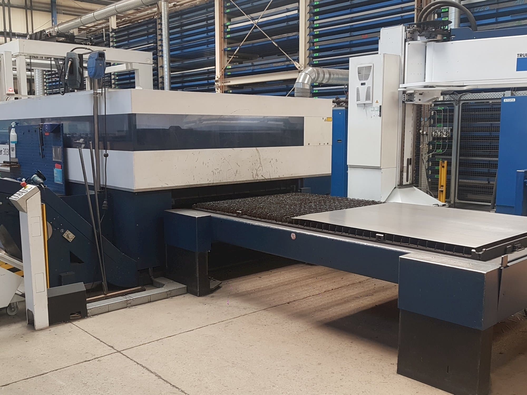 Vooraanzicht  van Trumpf TruLaser 3030 L20  machine
