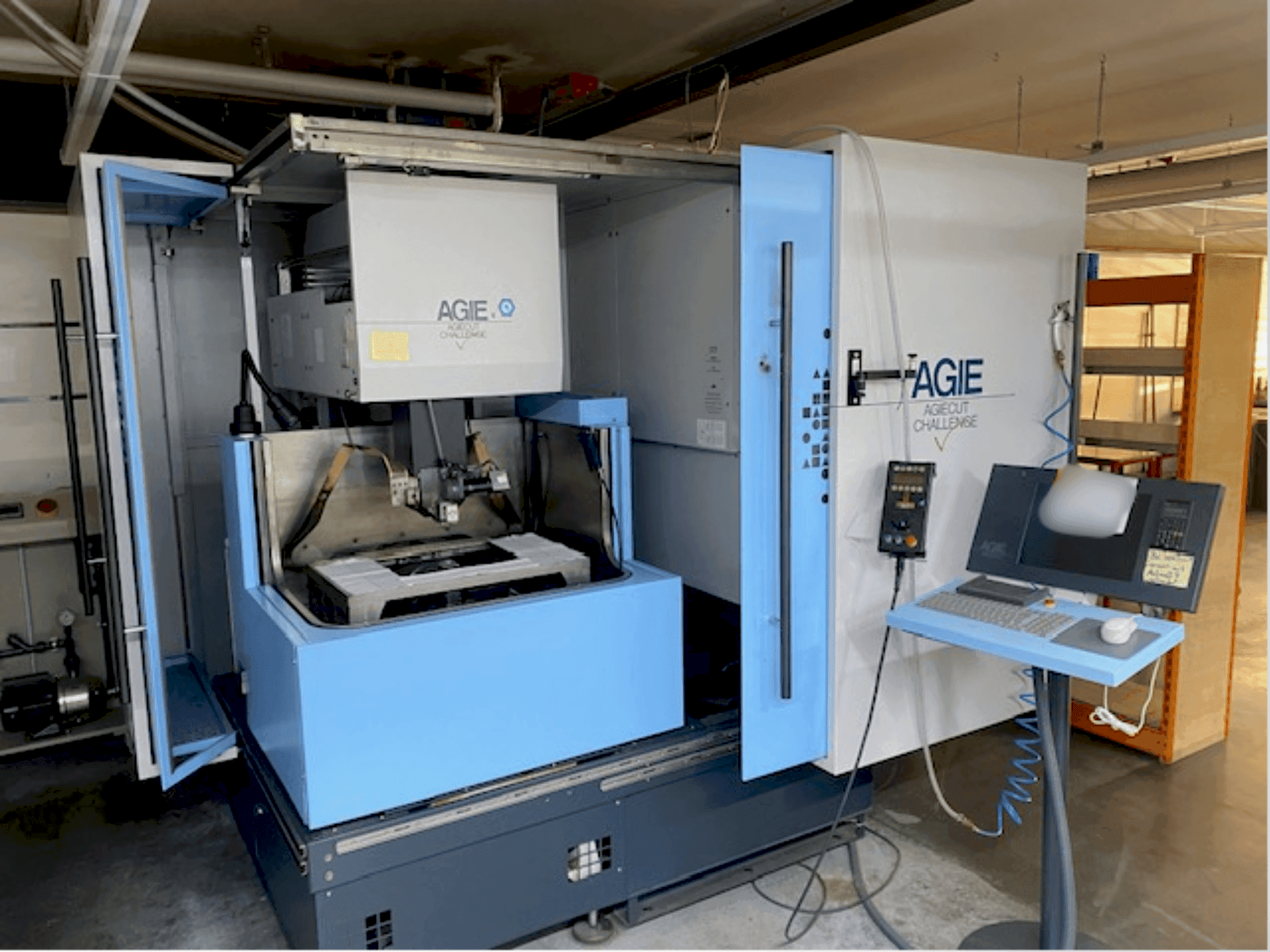 Vooraanzicht  van AGIE Agiecut Challenge V2  machine