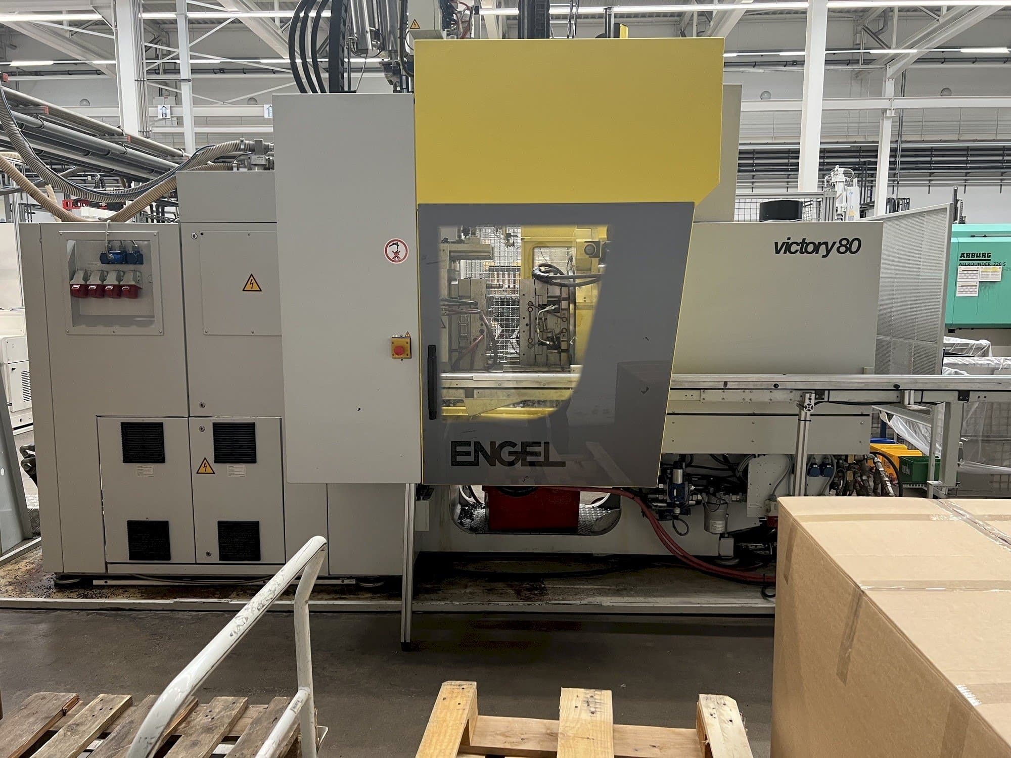 Vooraanzicht  van Engel VC 330H/80V/80CO  machine