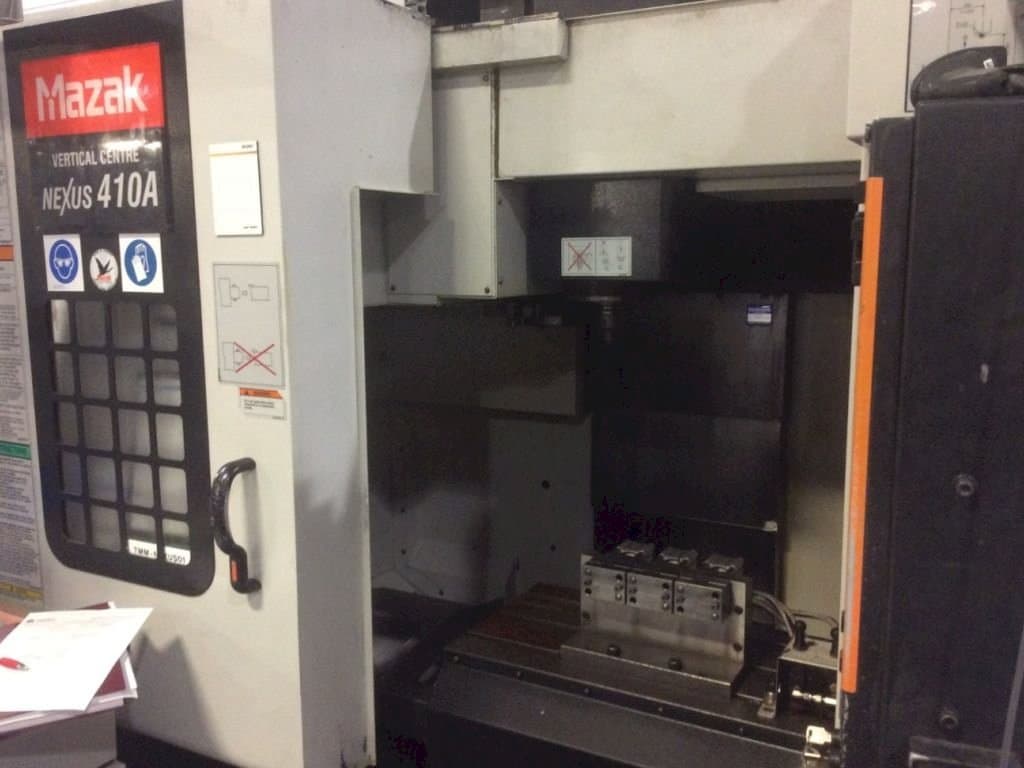 Vooraanzicht  van Mazak Nexus VCN 410A  machine