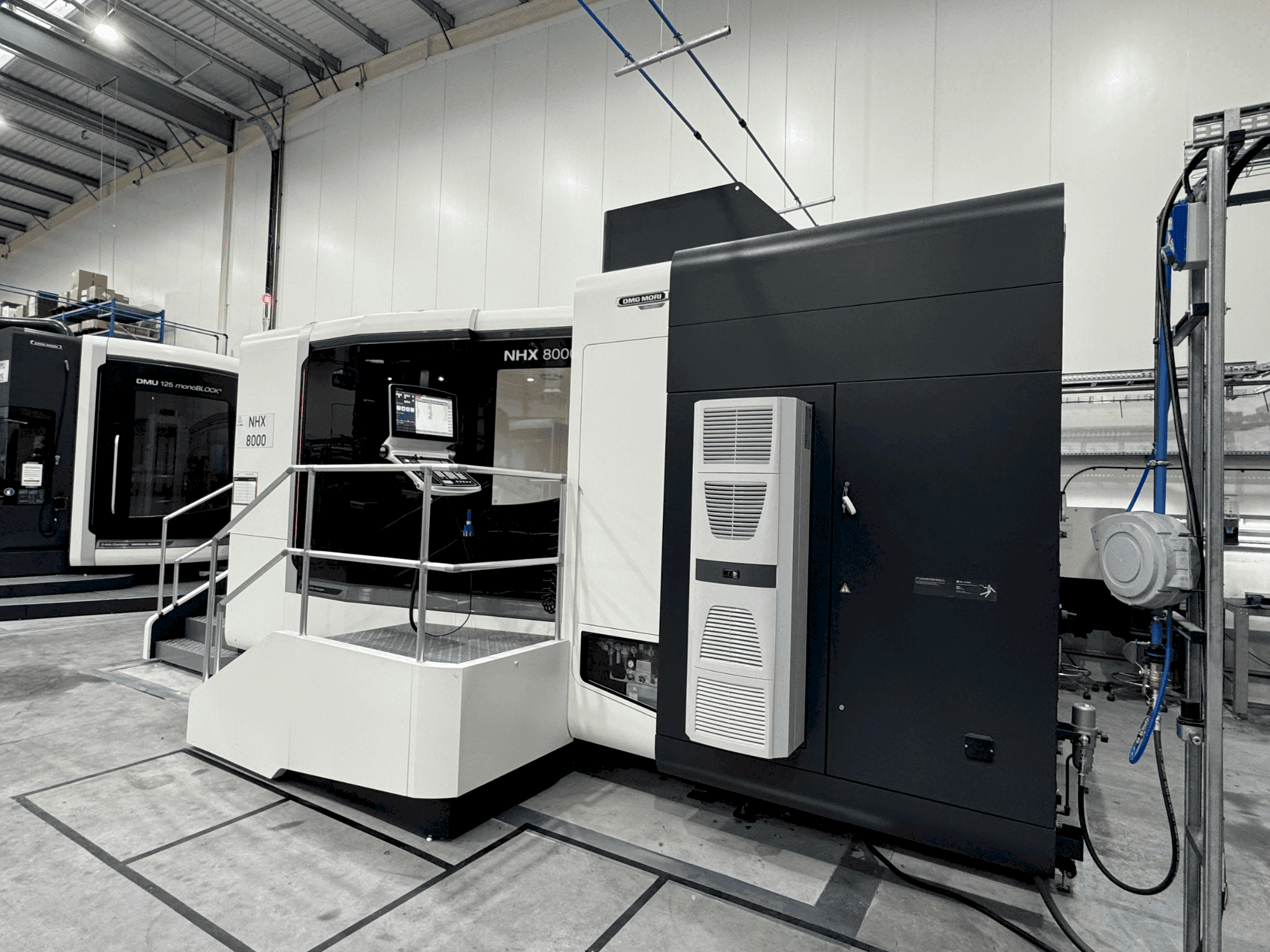 Vooraanzicht  van DMG MORI NHX 8000  machine
