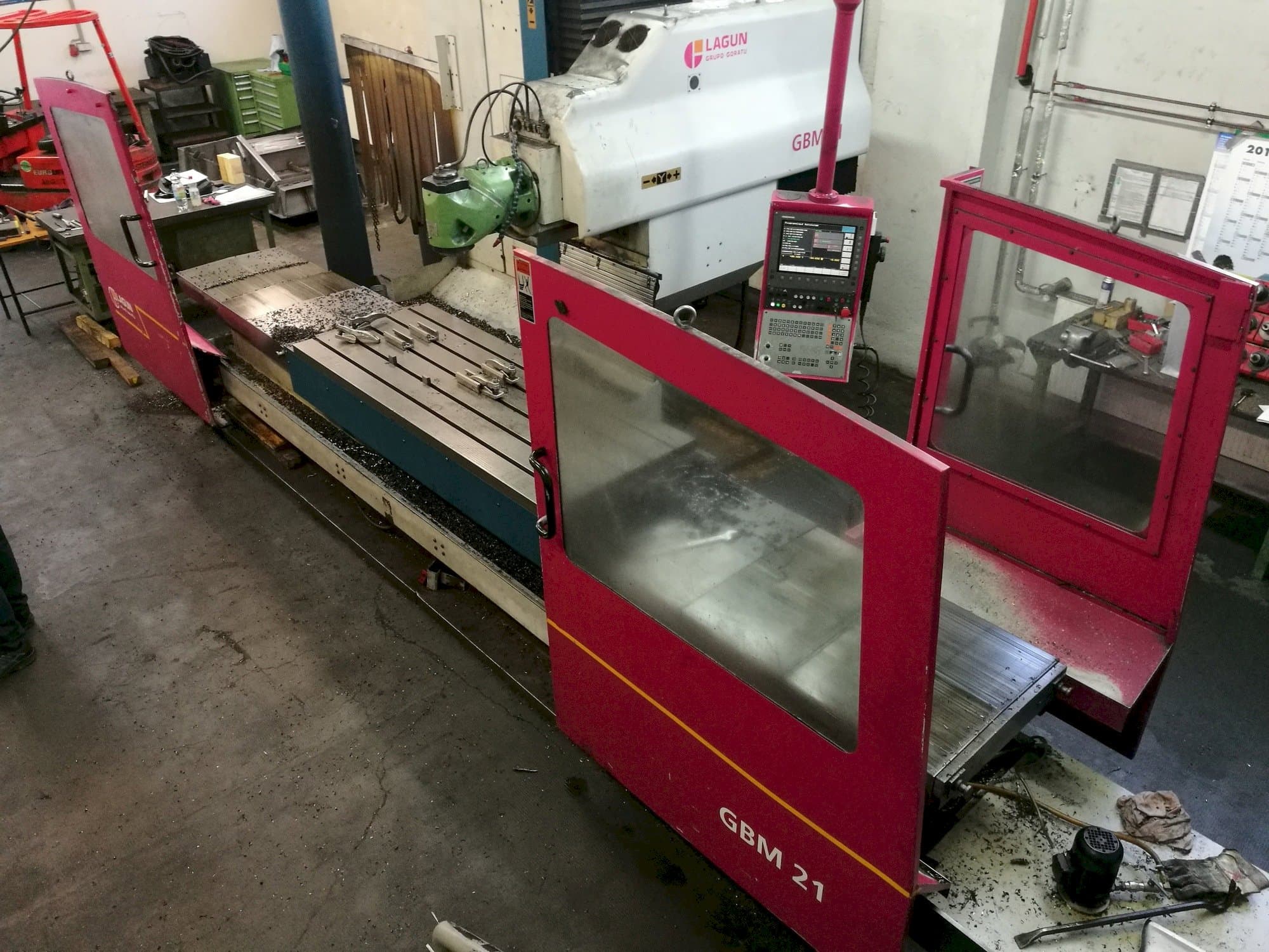 Vooraanzicht  van LAGUN GBM 21  machine