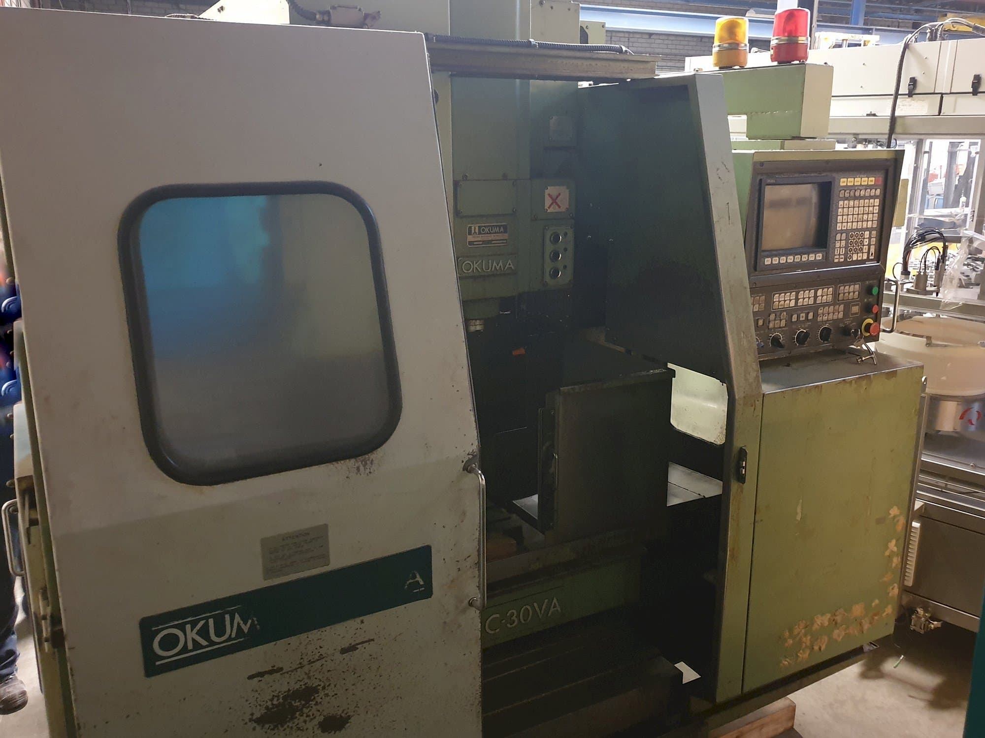 Links zicht  van Okuma MC-30VA machine