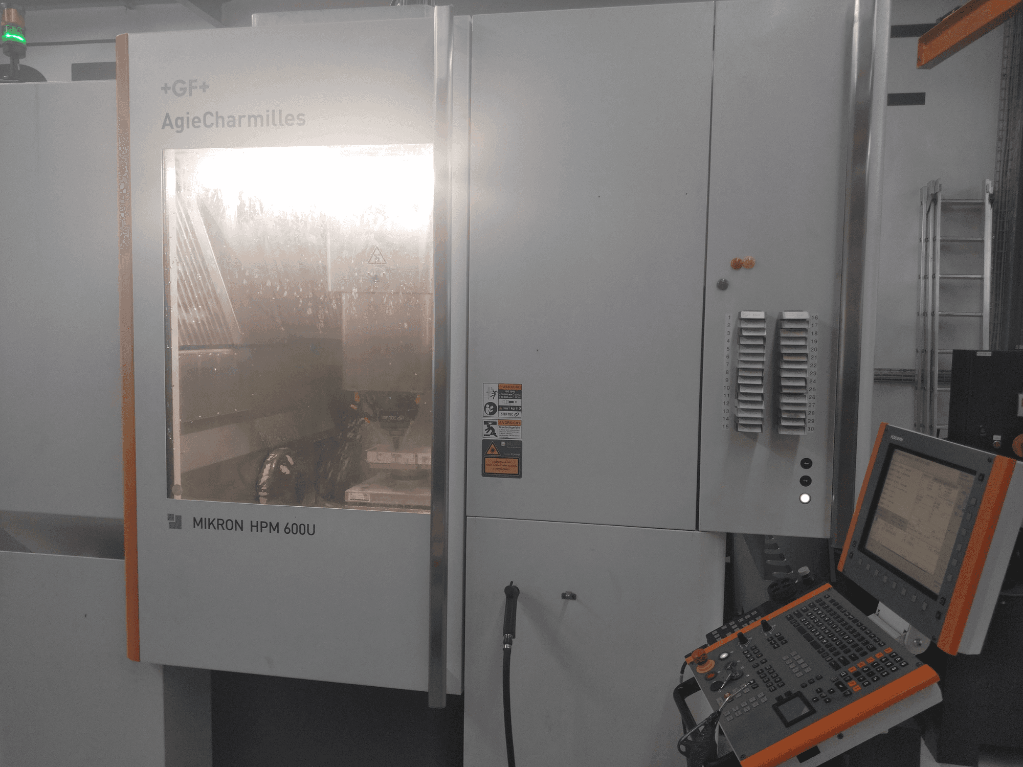 Vooraanzicht  van MIKRON HPM 600U  machine