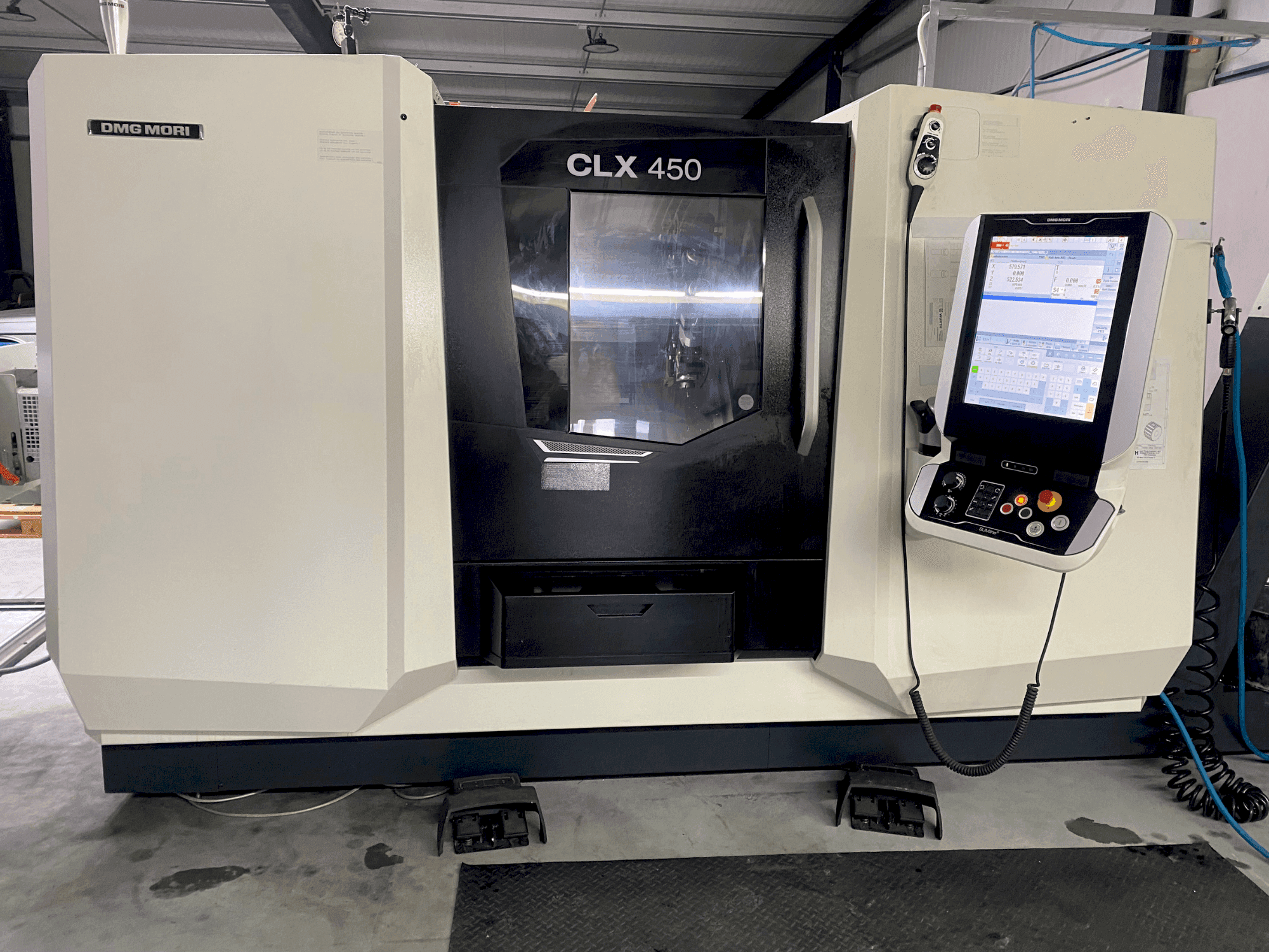 Vooraanzicht  van DMG MORI CLX 450 V6  machine