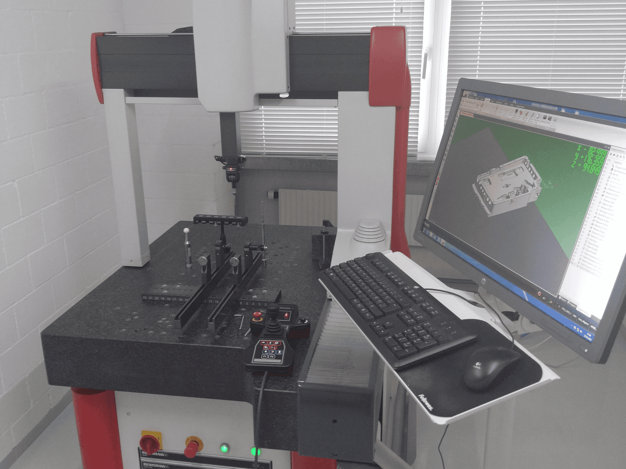 Vooraanzicht  van Coord3 Ares 700  machine