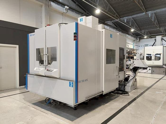 Vooraanzicht  van Bridgeport XR-700 APC  machine