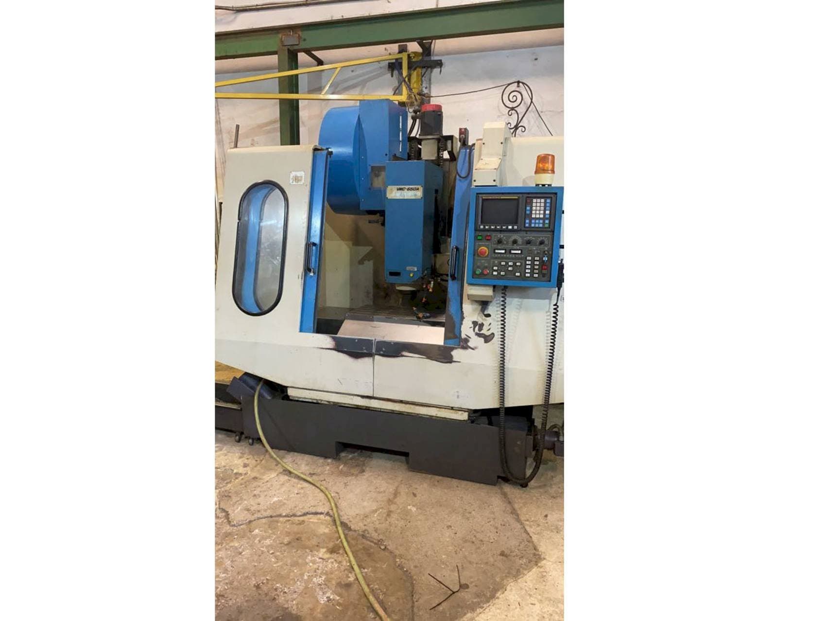 Vooraanzicht  van Johnford VMC 650A  machine