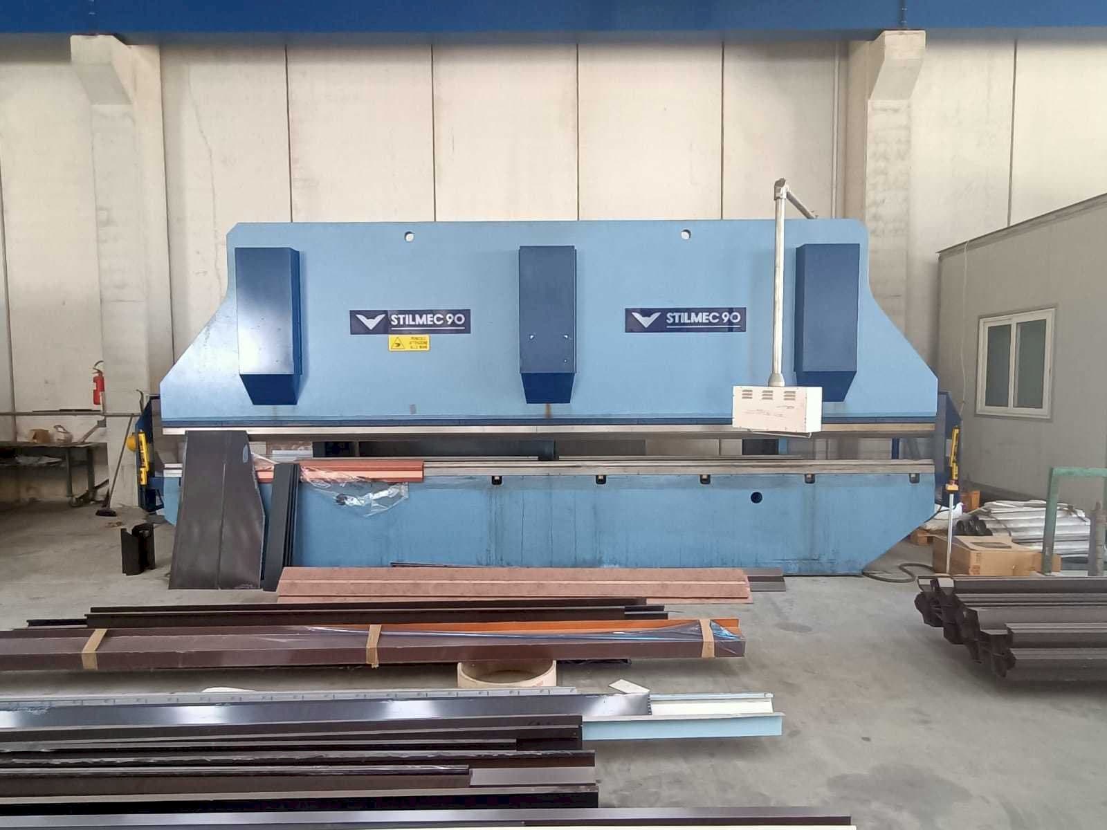 Vooraanzicht  van Stillmec 90 6500 x 200 ton  machine