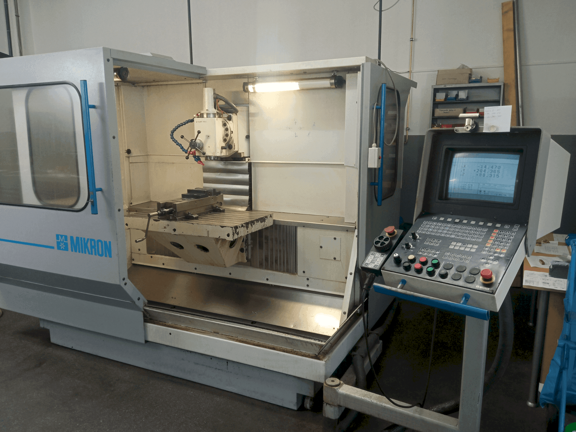 Vooraanzicht  van MIKRON UM 600  machine