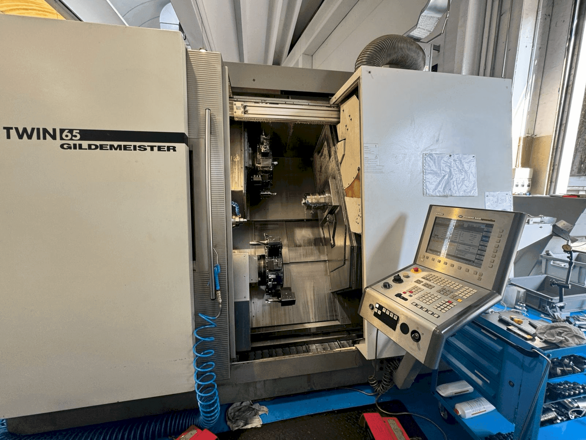 Vooraanzicht  van Gildemeister Twin 65  machine