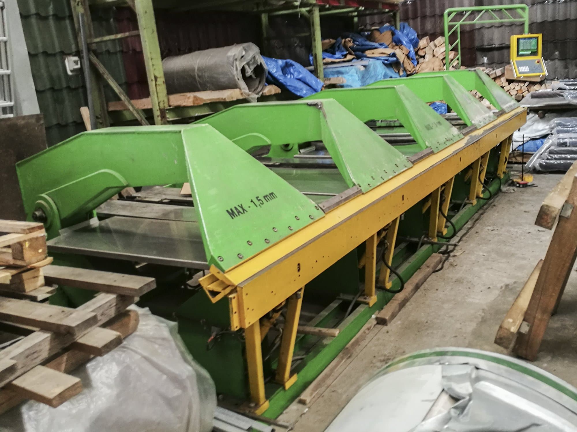 Links zicht  van BUD-MASZ ZAGINARKA machine