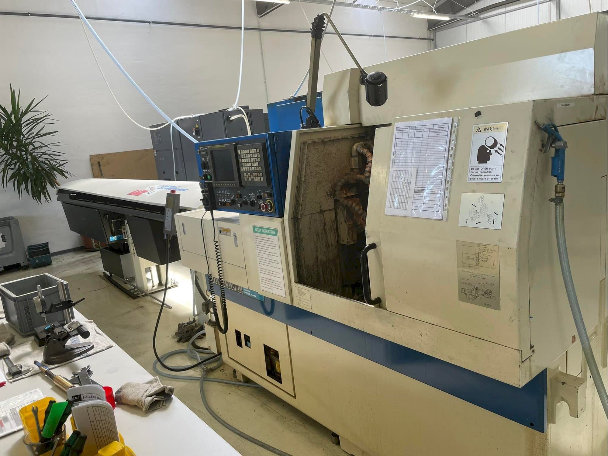 Rechts zijaanzicht  van TSUGAMI BS20-II  machine