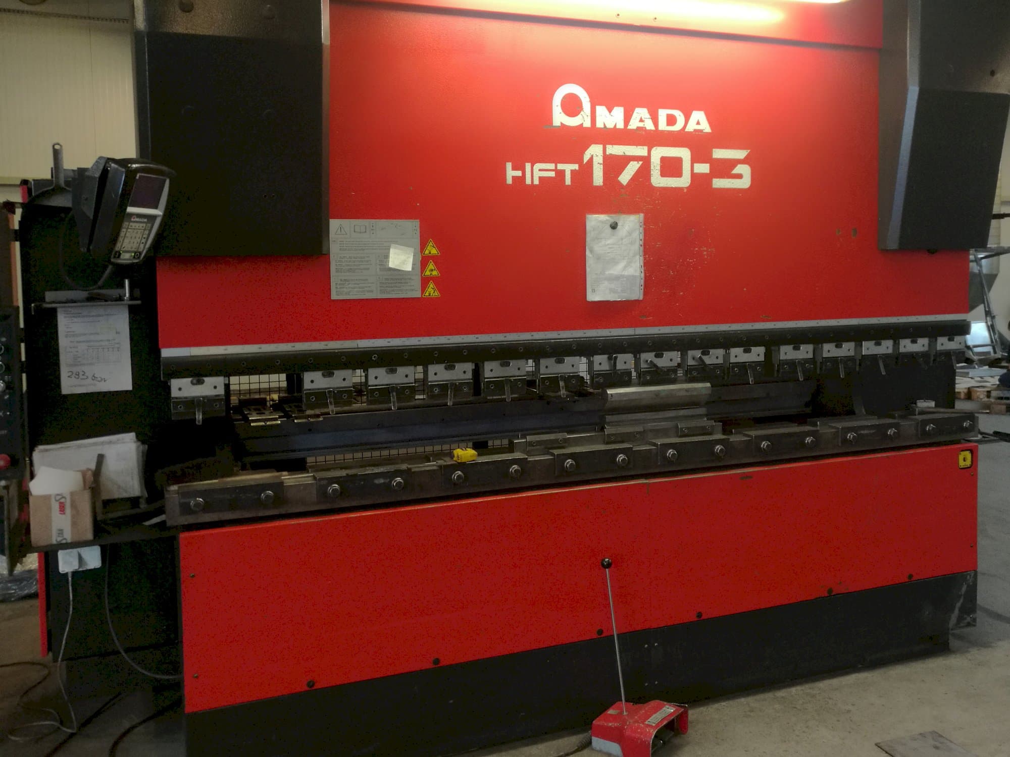 Vooraanzicht  van AMADA HFT 170-3 machine