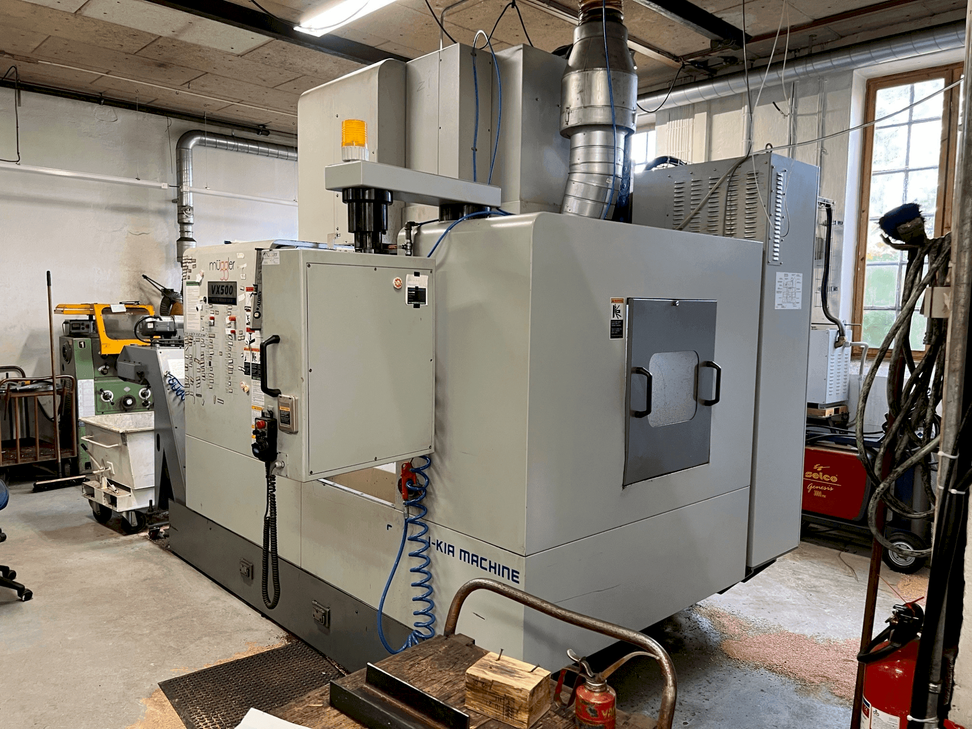 Vooraanzicht  van HYUNDAI KIA VX500  machine