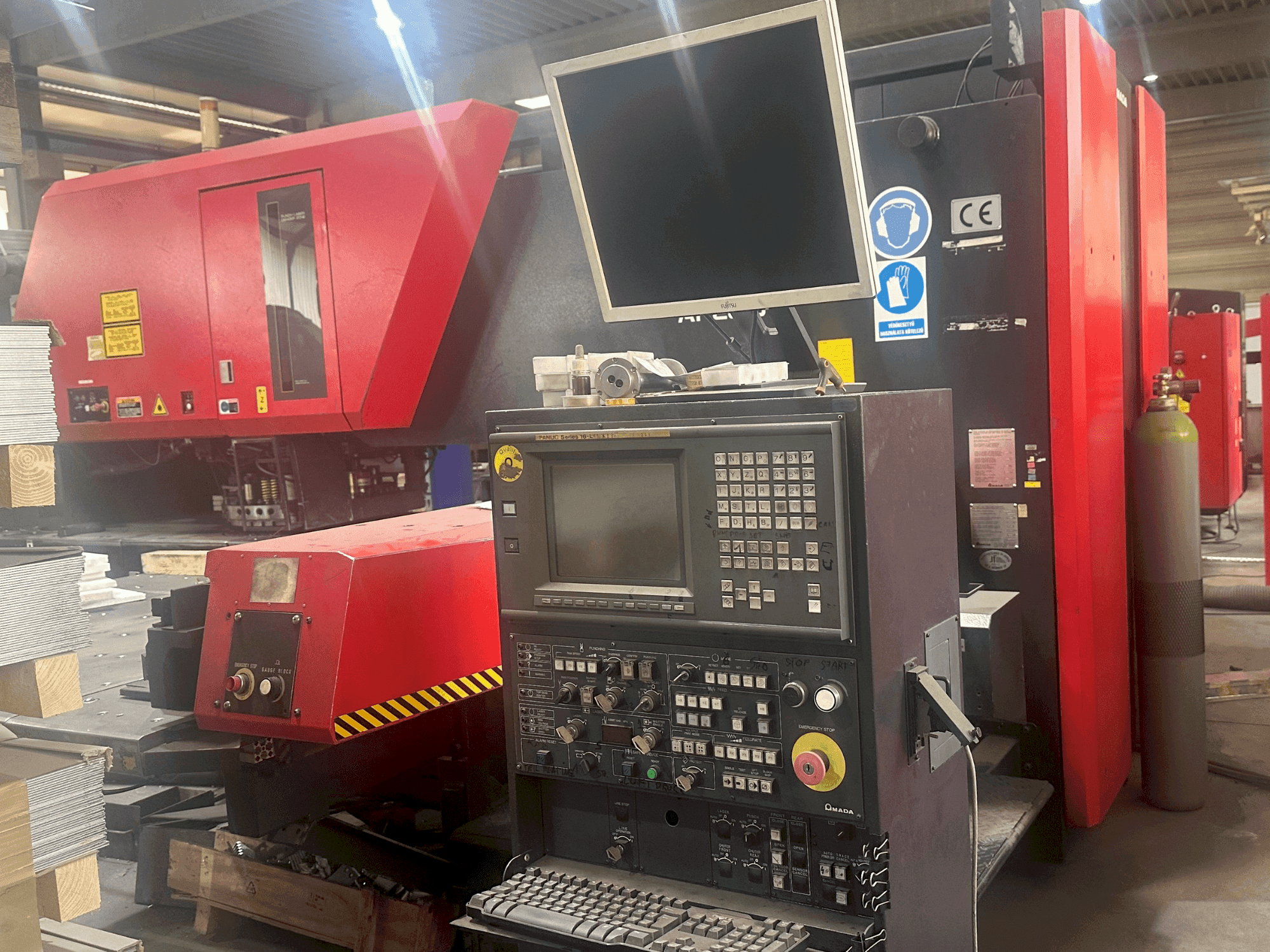 Vooraanzicht  van AMADA Apelio III 2610V  machine