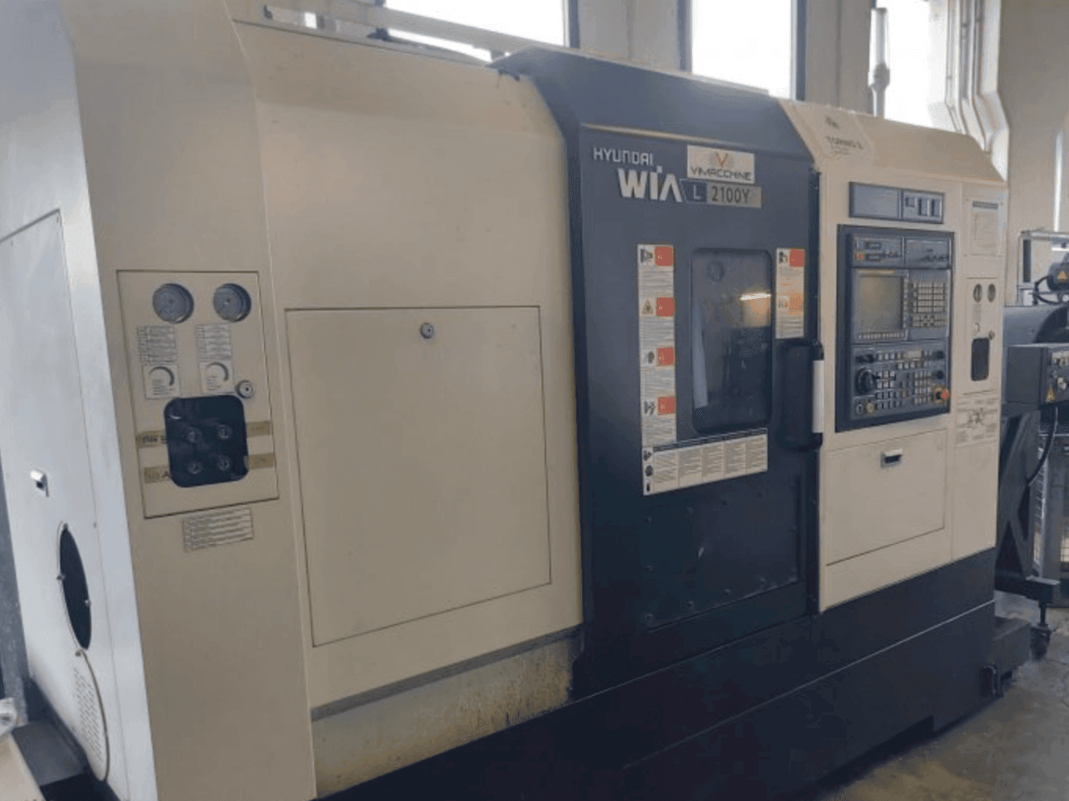 Vooraanzicht  van Hyundai Wia L2100Y  machine