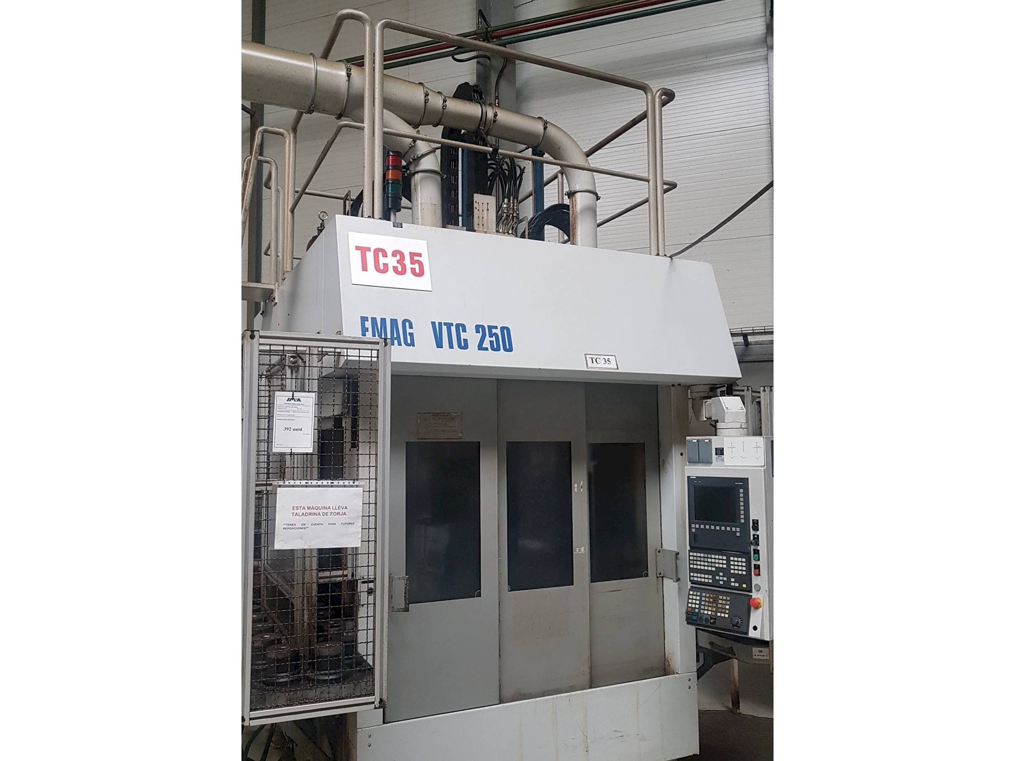 Vooraanzicht  van EMAG VTC 250  machine