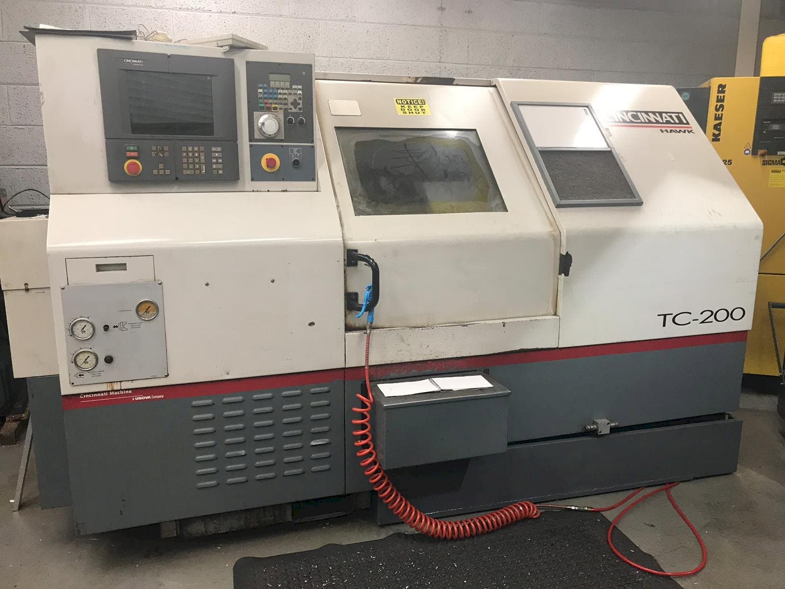 Vooraanzicht  van Cincinnati Hawk TC-200  machine