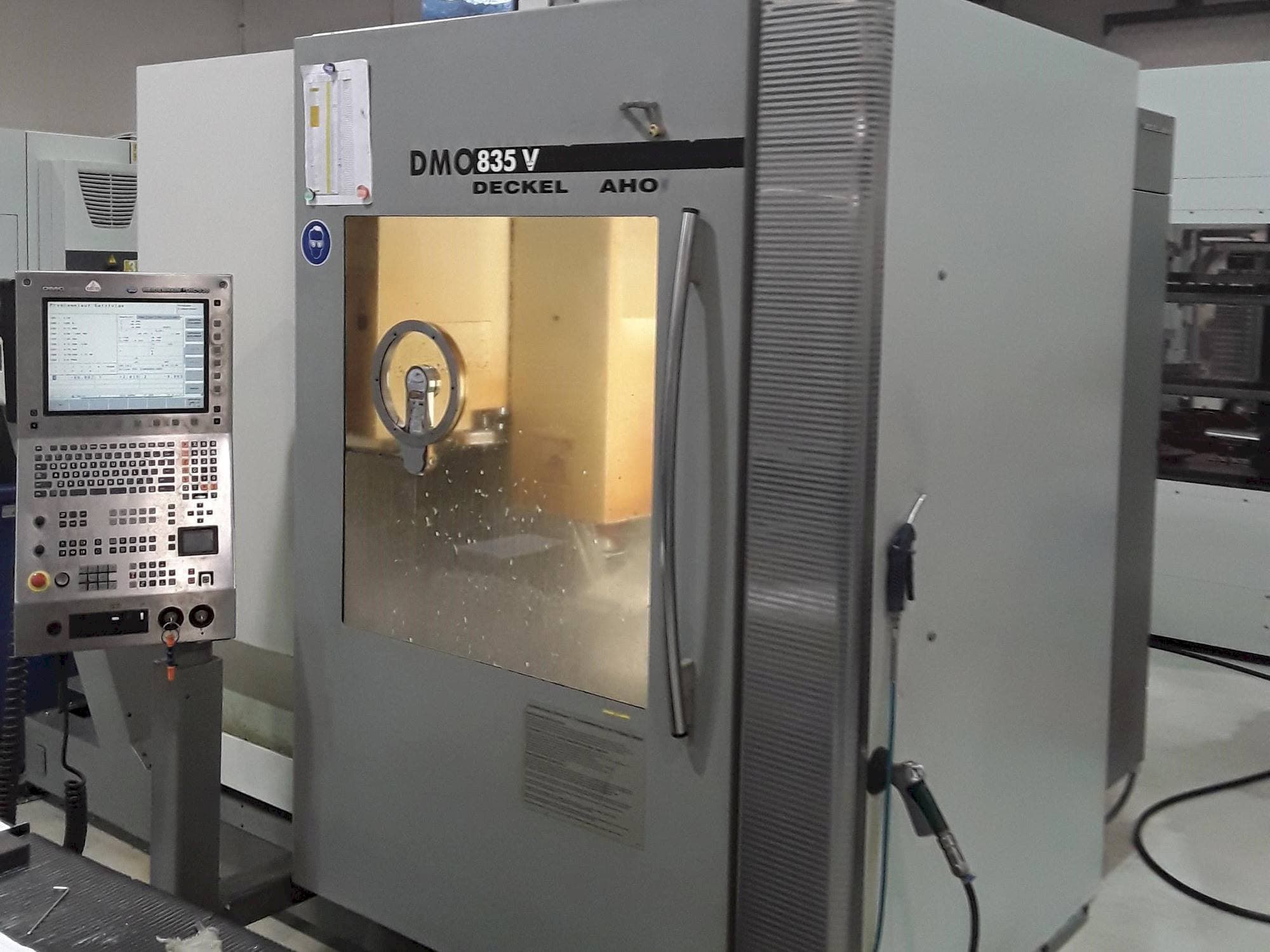 Vooraanzicht  van DECKEL MAHO DMC 835 V  machine