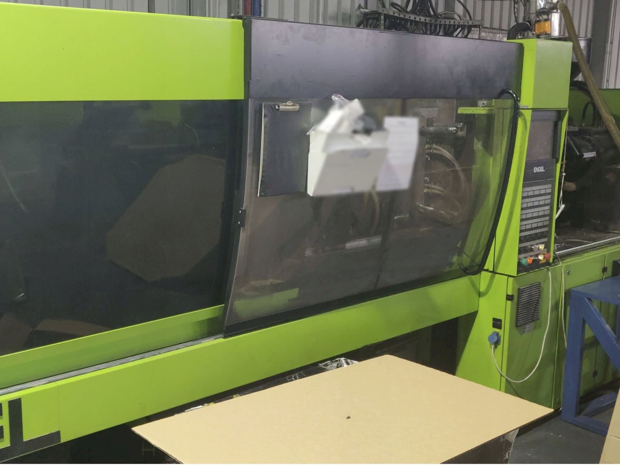 Vooraanzicht  van ENGEL Victory 1050/220 Tech  machine