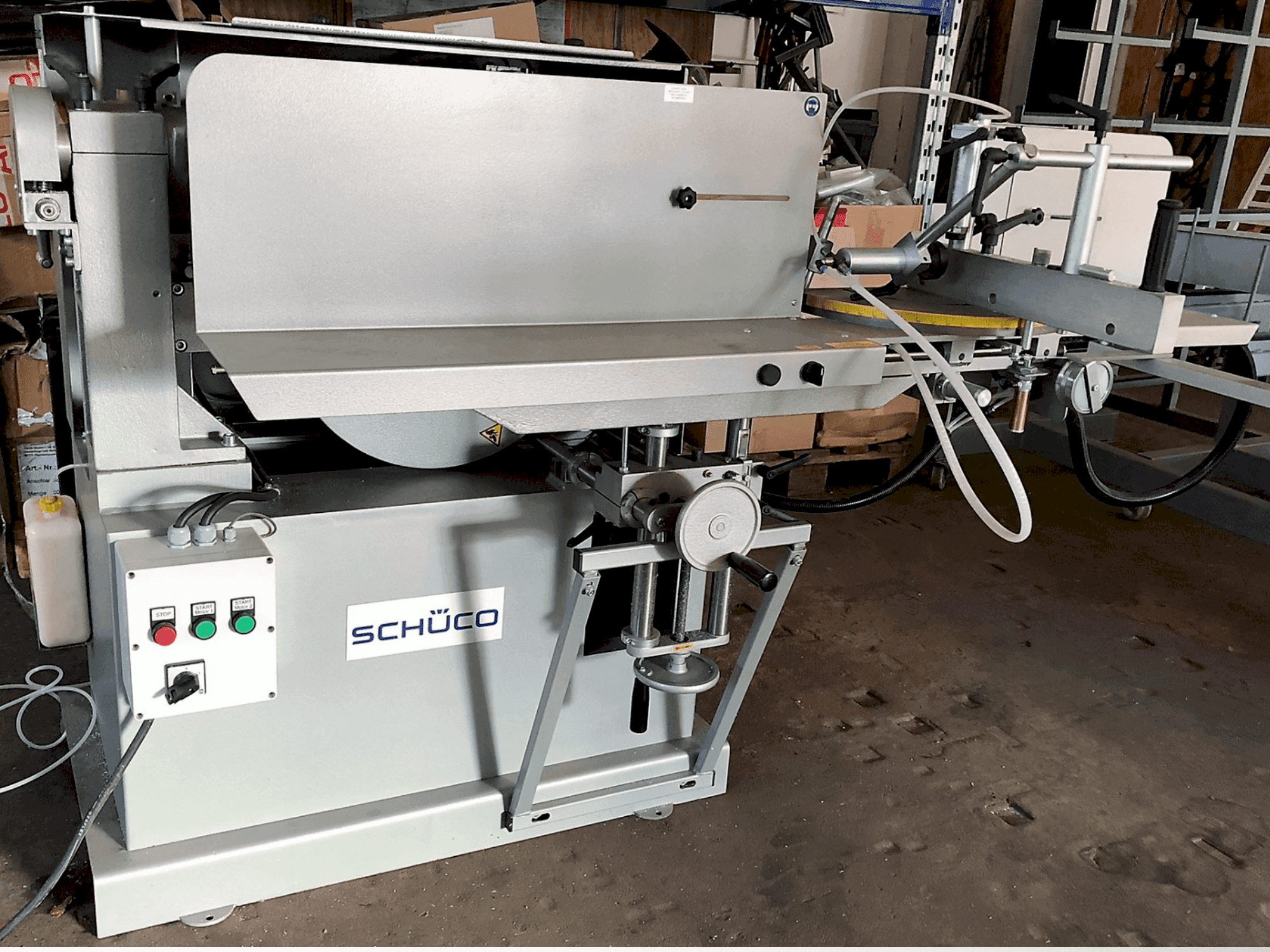 Vooraanzicht  van SCHÜCO AS 450  machine